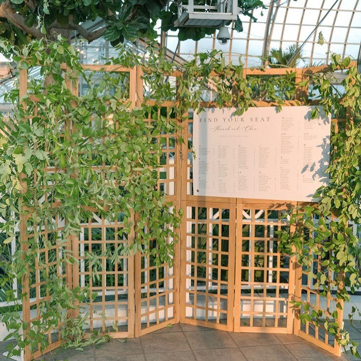 We loved collaborating with @stemfloralstudio to style our trellis wall and to turn this simple seating chart into something a little more special. 📷 @belindajeanphotography