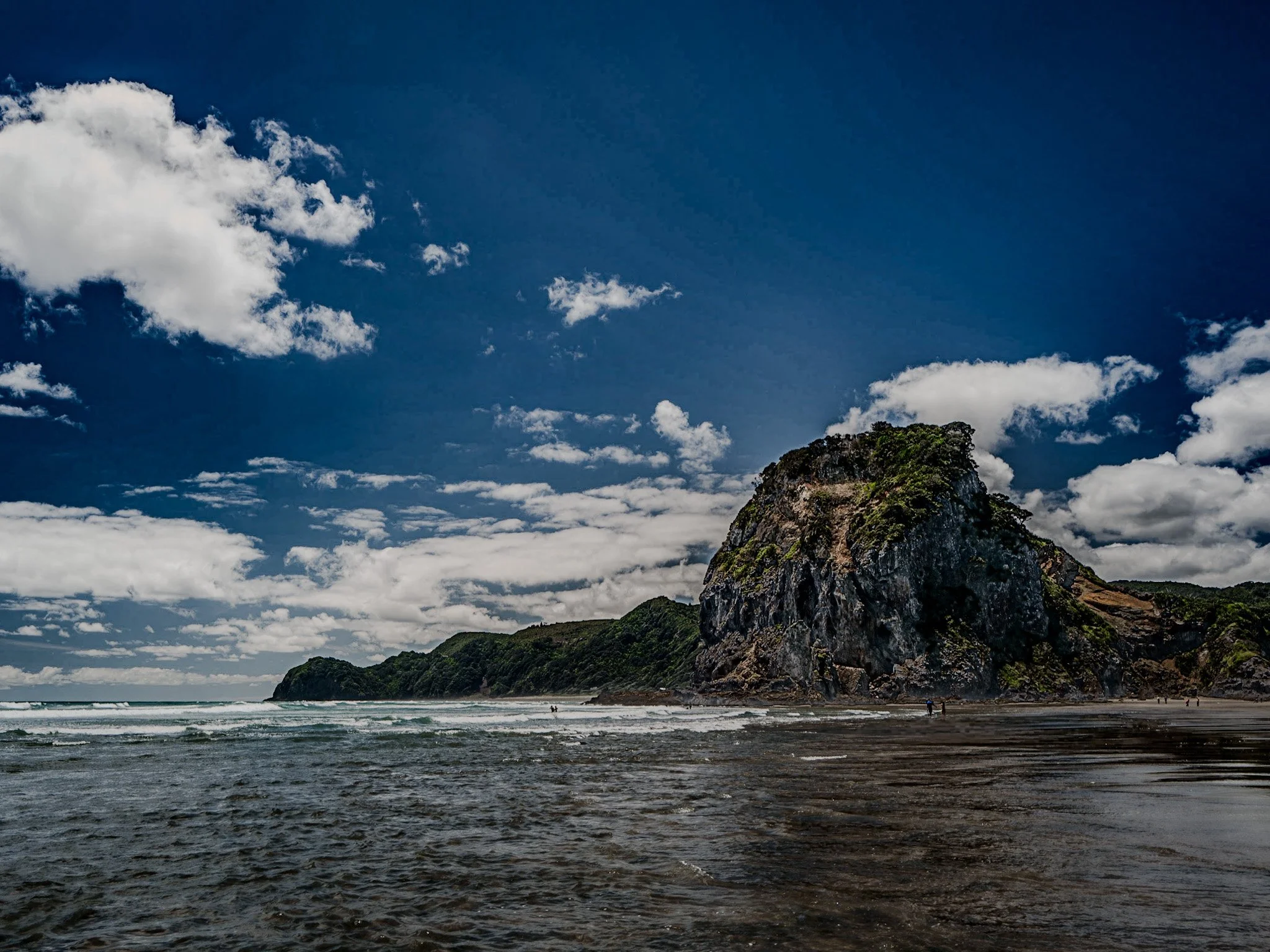 Piha Beach, beliebt bei Surfern.