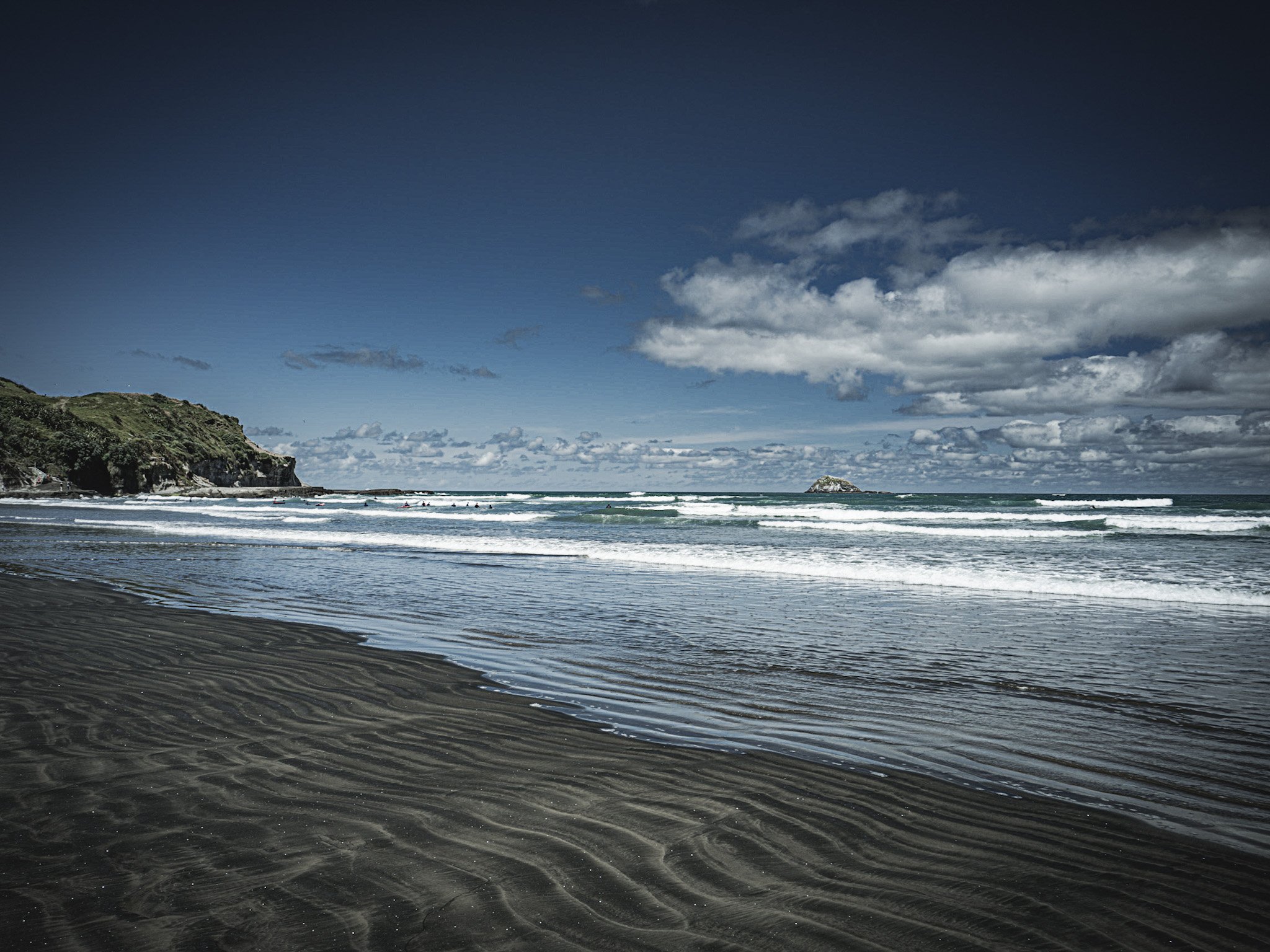 Muriwai Beach, der schwarze Sand an der Küste des tasmanischen Meeres wird selbst bei 20° richtig heisssss!