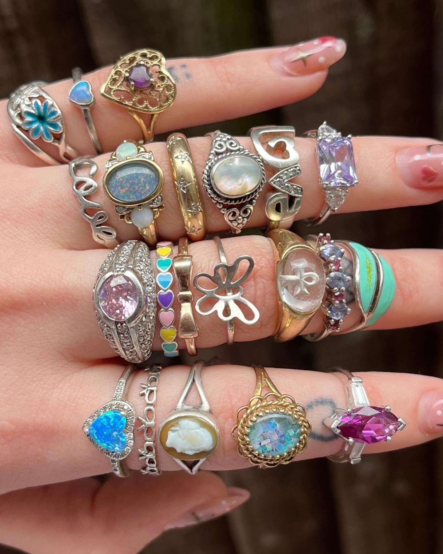 🌸 Spring is in the air, and so are stunning rings! Get ready for the SPRING RING BOX, arriving Sunday 5th May on SORRELLJEWELS.COM 💍
⠀⠀⠀⠀⠀⠀⠀⠀⠀
Indulge in a delightful selection of 49 vintage rings, crafted from a mix of 9ct gold and sterling silver