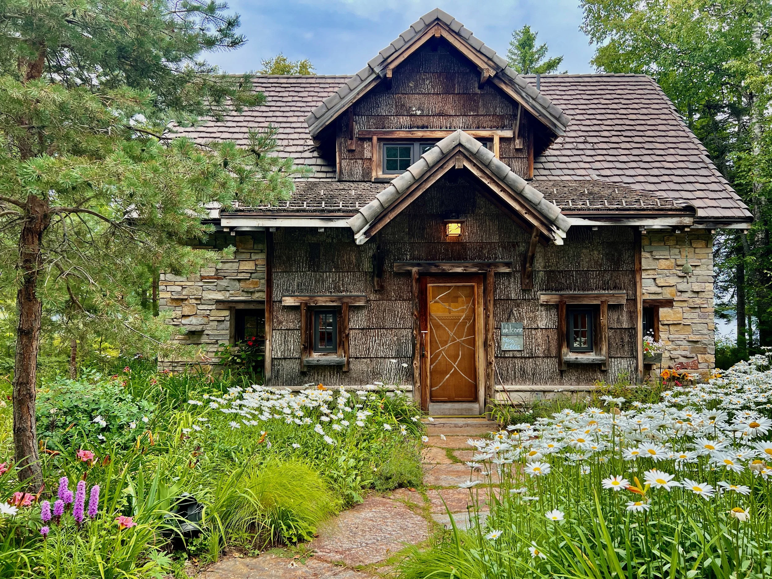 Perched on 1 Billion y.o. rocky point, cradled by forest, this fairytale cabin honors its surroundings, reflecting the property’s Celtic meaning: Soul Friend.