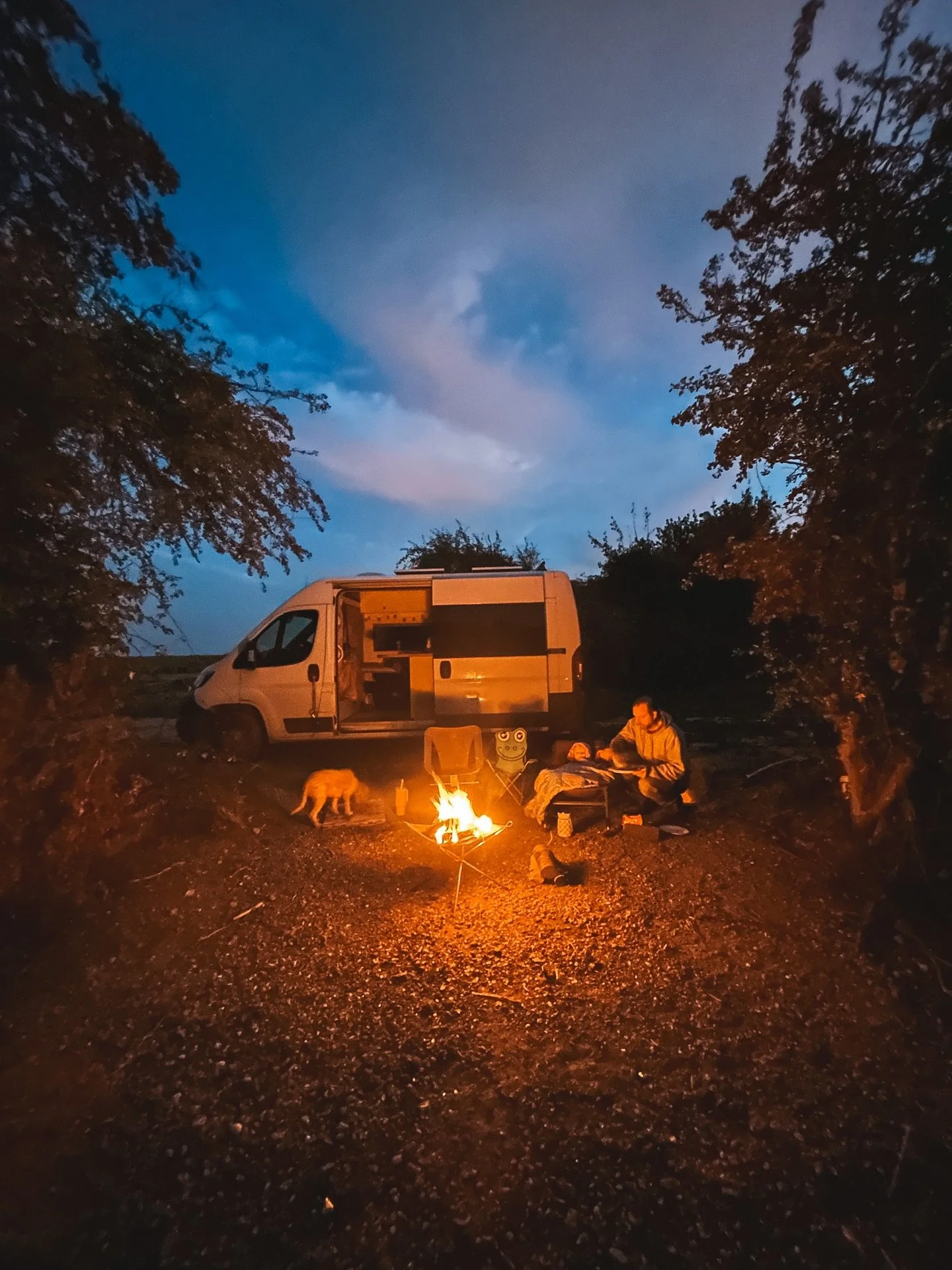 First night as a family of 5 in the van! Already dreaming up a big trip for next year 🤩

#vanlifeuk #vanlifefamily #adventurefamily #familyvanlife #familytravel #vanconversion #vanconversionuk #campfirecooking #vanlifestyle #vanlifecommunity