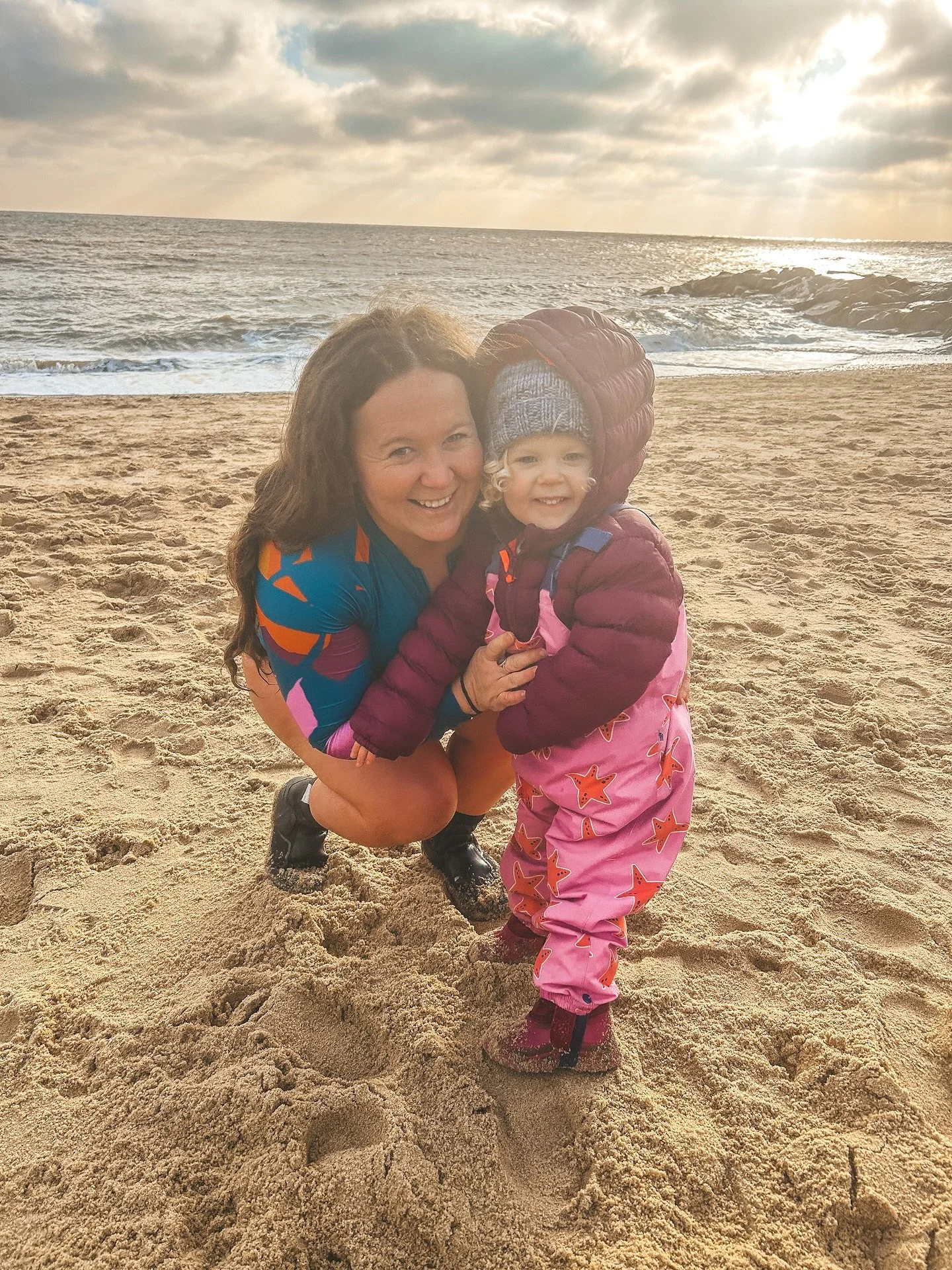 Boxing Day on the beach - always ✨ 

Swimming with @speedouk 
Layering up with @voited 

#covermoreadventureswithvoited #voited #wildswimminguk #boxingdayswim #wildswimmingwomen #wildswimclub #swimwild #wildswimmingwomen #oldfelixstowe #familyadventu