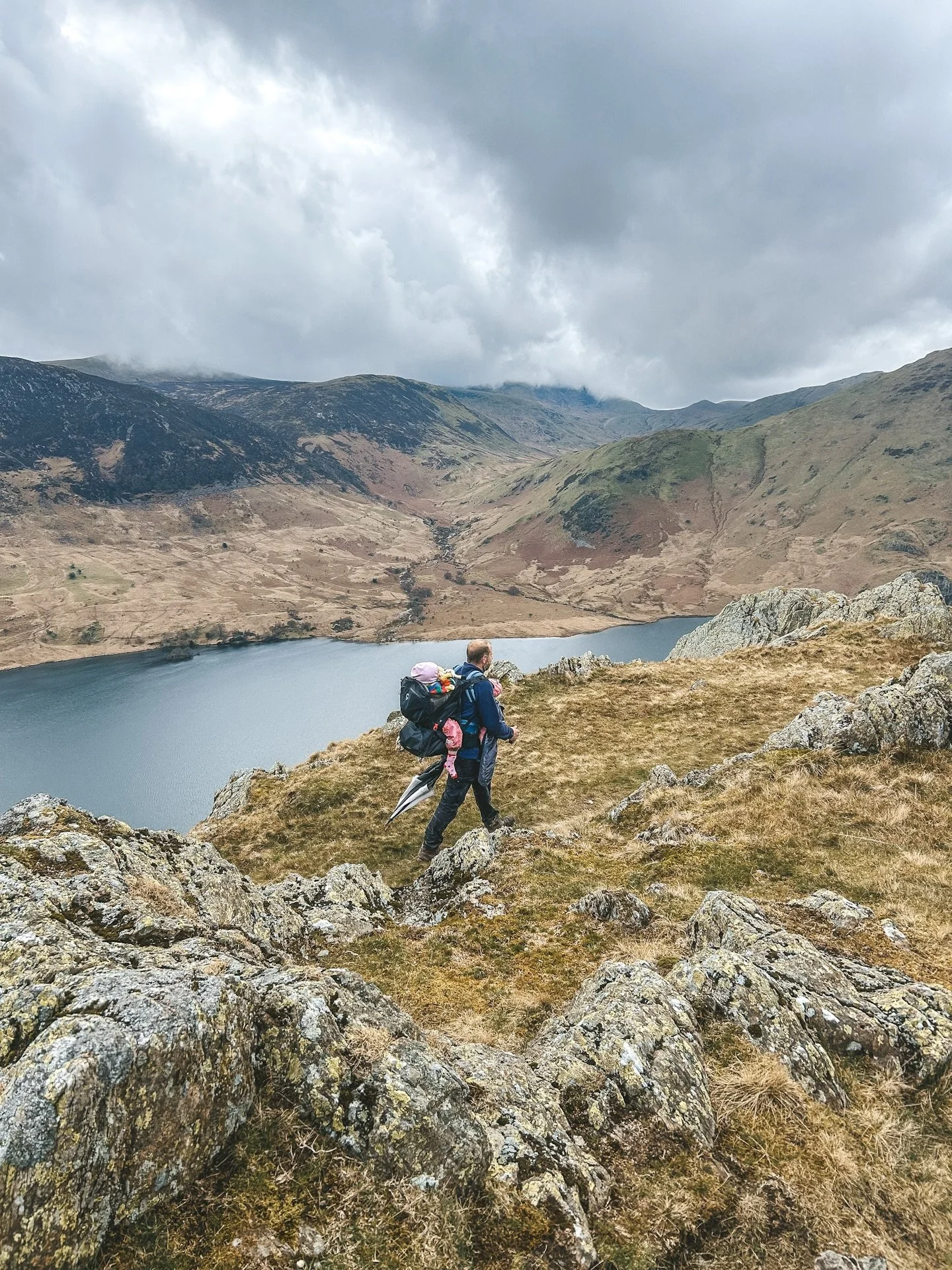 📍 Rannerdale Knotts (355m), Lake District. Such a lovely little mountain walk between Buttermere and Crummock Water. We took the easier valley path up as it&rsquo;s easier for kids and then the steeper way back down while the girls were snoozing!

?