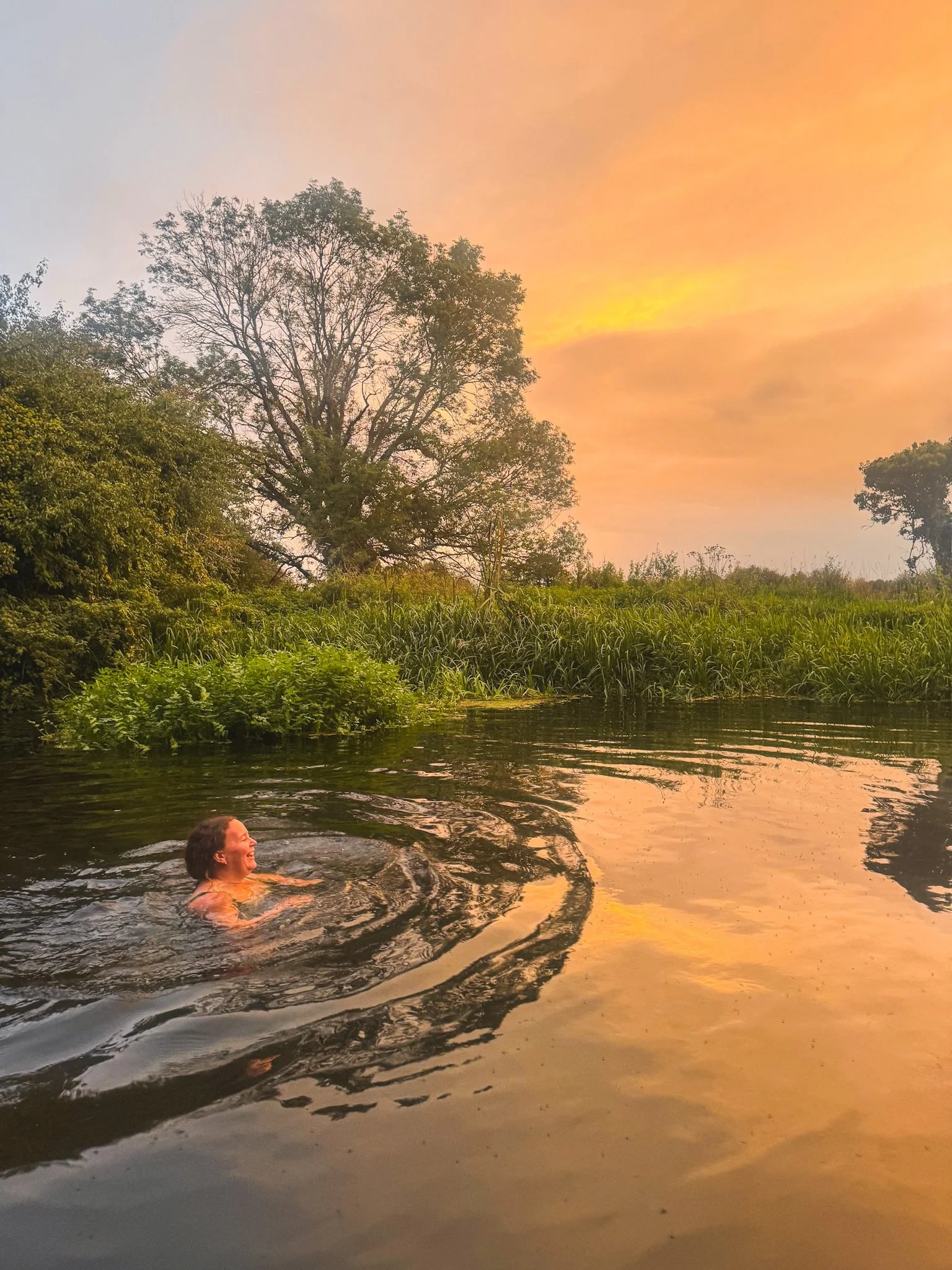 Dinner + dips down by the river with our favs ✨⛰️🚐

#goldenhour #wildswimminguk #vanlifeuk #suffolklife #vanconversion