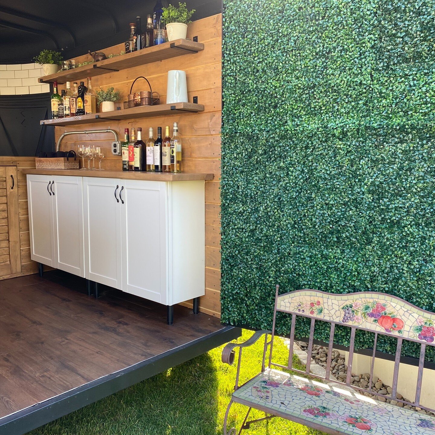 Look at this gorgeous grass wall you can pose in front of! 📸

Are you having a themed party? We can decorate the trailer and grass wall to compliment your motif or you can decorate it yourself however you'd like. 🎈

#mobilebar #mobilebarforhire #ho
