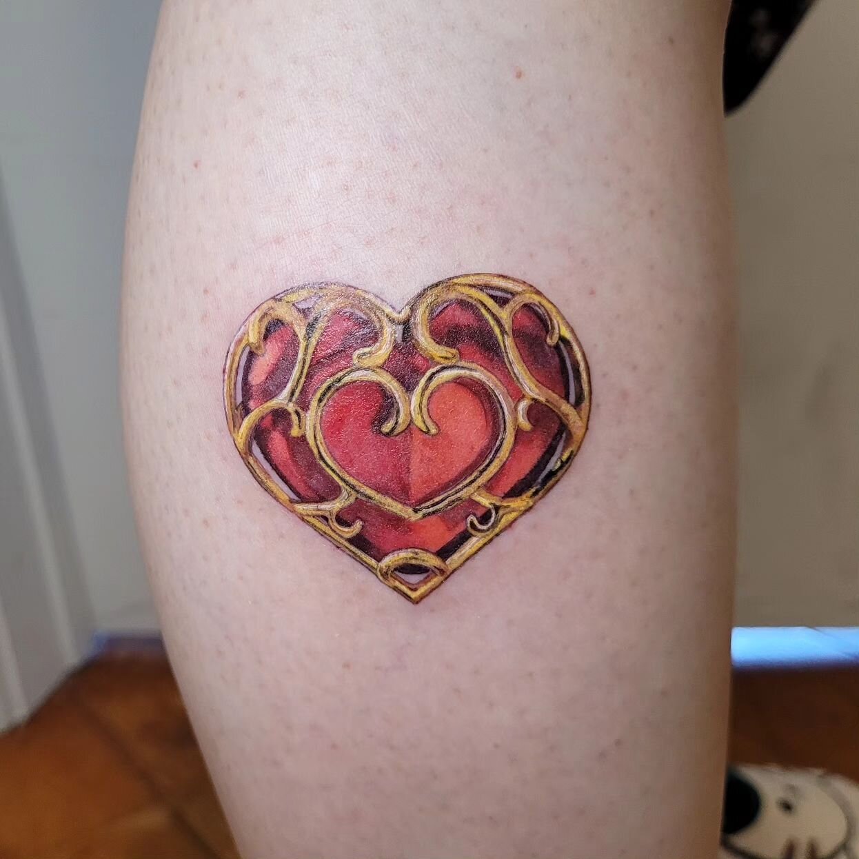 Legend of Zelda heart container. Trying out something new with tattooing.
Thank you SO much for lending me your skin, Lily! I really wanted to try out a new style and honestly, I really enjoyed working on this! I would LOVE to work on more small and 