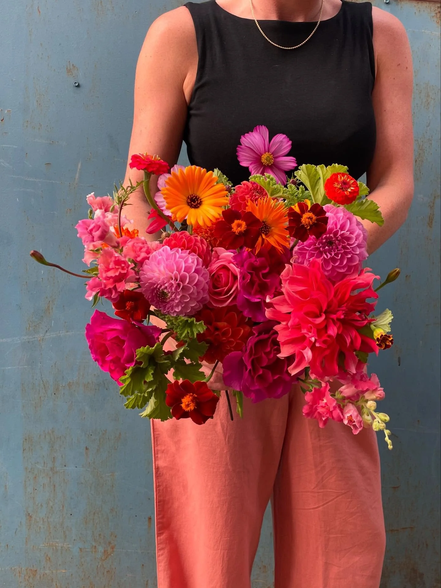 This weekend was mammoth! Our first ever 3 wedding weekend, made possible by the helping hands of many flower faries, and so many spreadsheets. 
This was Jess’ bold and beautiful bouquet, filled with roses, @london_flower_farmer perfect dahlia