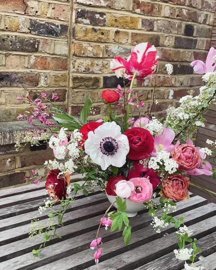 ❤️🍉🌹🌸🎈🍒🎀❣️🩷🍎💕🌷🍓

Bowls of red, pink &amp; white from last April. Dancing spirea, bleeding heart and the most perfect stripy tulips that stole the show. If you&rsquo;re getting married in Spring, this is a really perfect example of the flor