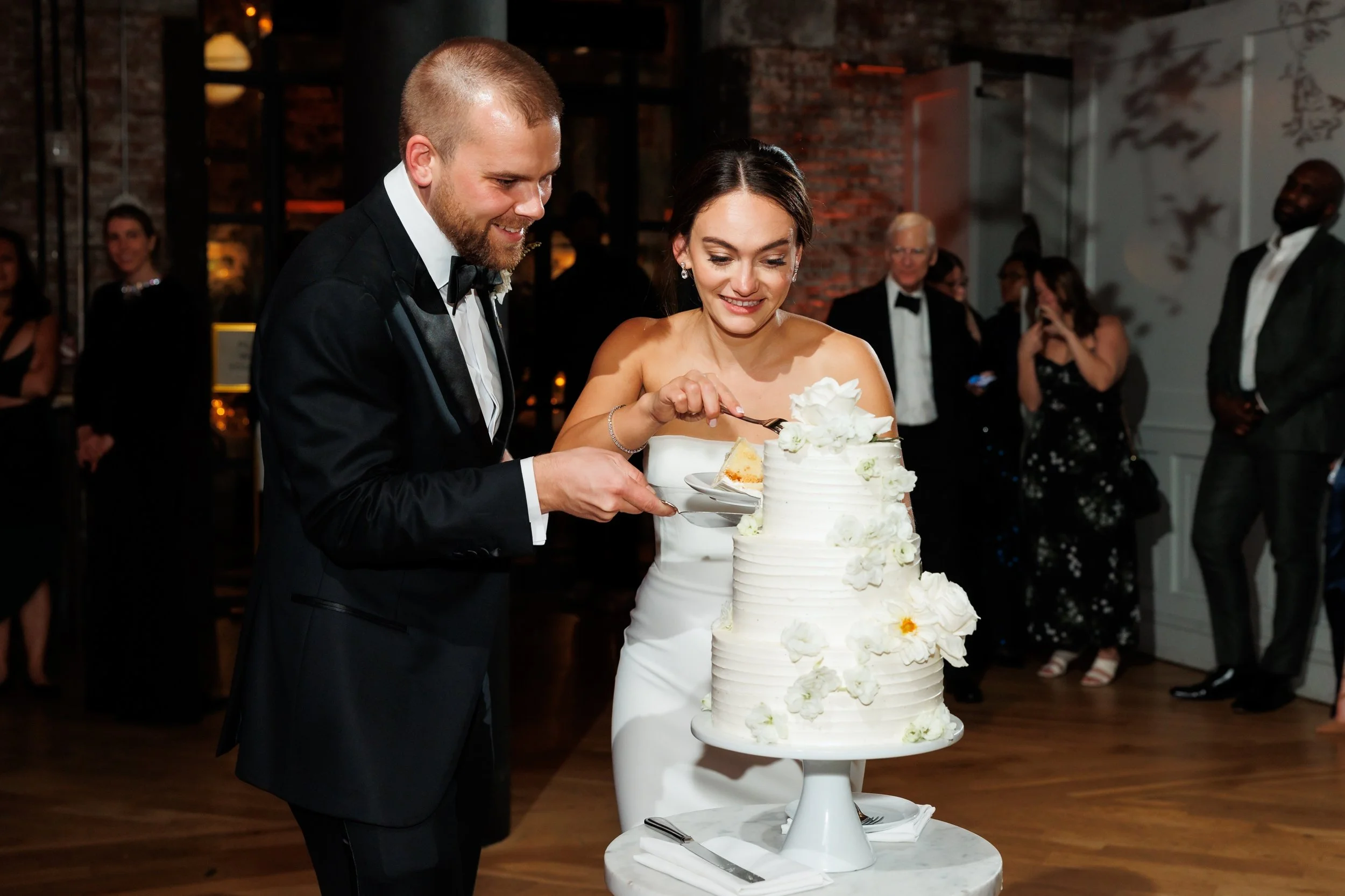  Couple cuts their wedding cake 