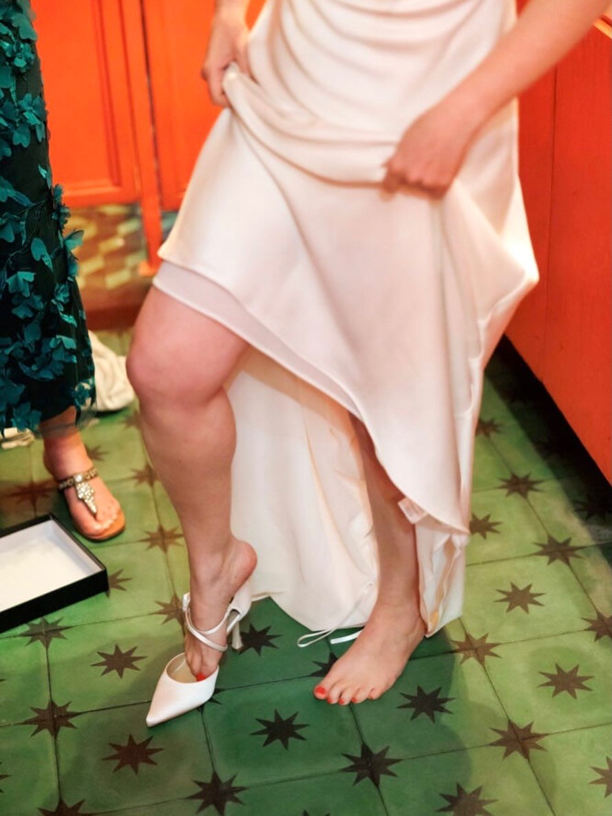 Final prep in the bathroom at @fandimatabklyn before the first look. 

#nycweddingphotographer #brooklynwedding #brooklynweddingphotographer #candidweddingphotography #restaurantwedding