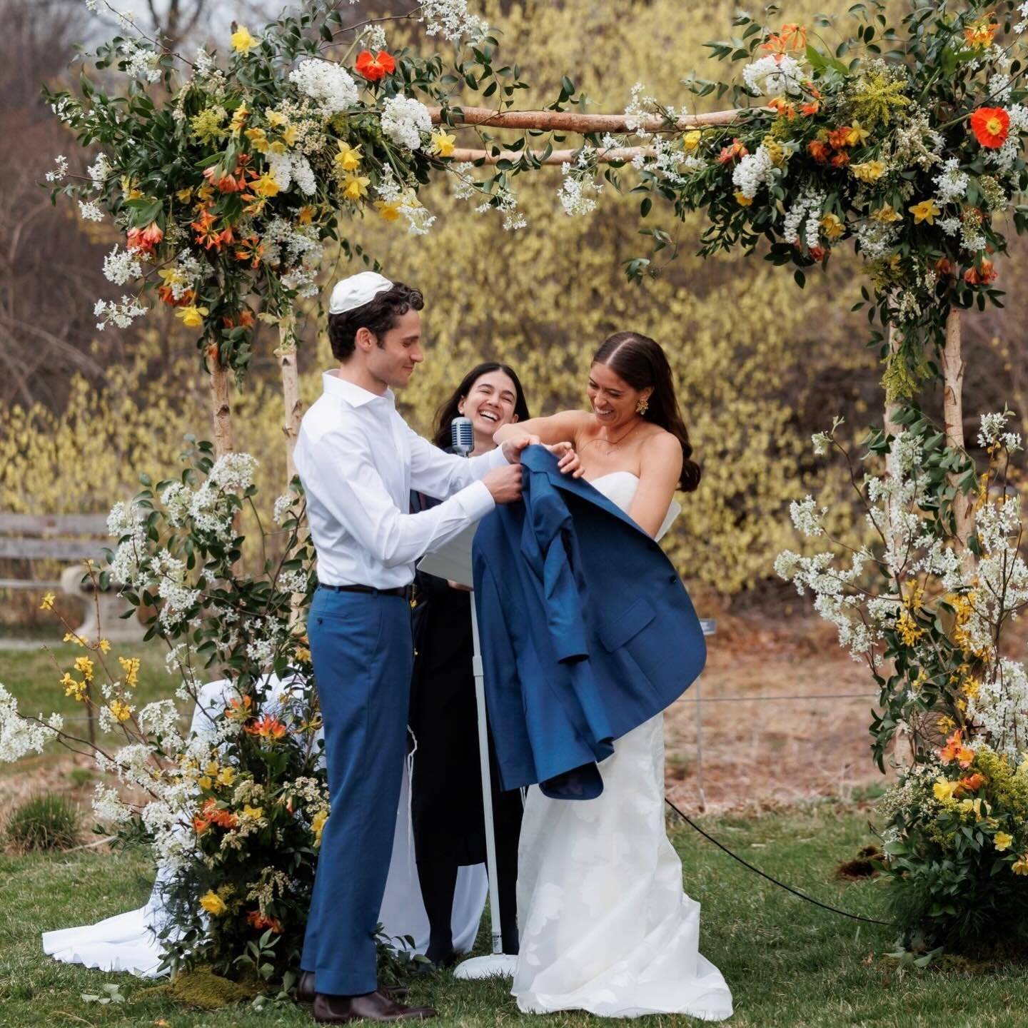 When you follow through with your personalized viws before the ceremony is even over&hellip;
One of my favorite moments from Jackie and Dan&rsquo;s wedding at @brooklynbotanic last spring. We had the most gorgeous 80 degree late March day with the ma