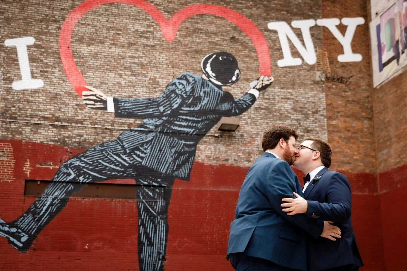 What it feels like in NYC today. 🏀💙🧡 

(From a self-proclaimed bandwagon MNBA fan who is thrilled for my friends and clients who are real fans. But tonight: Let&rsquo;s go @nyliberty 🗽🏀!!!)

#nycweddingphotographer #nycweddingphotographer #candi