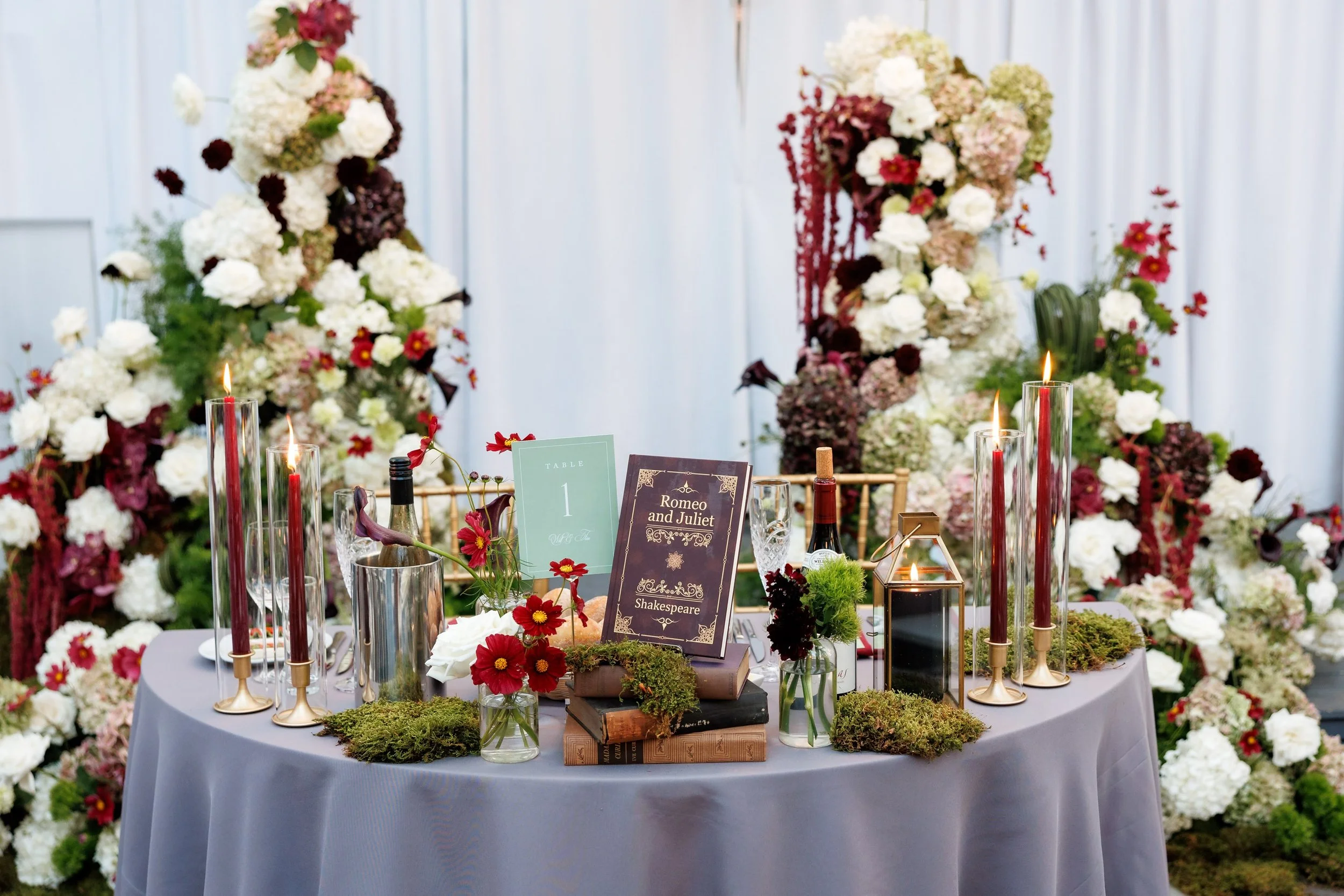 A little fall wedding decor inspo that is warm and welcoming and leans on a love of books and Zelda. Will and Tim&rsquo;s wedding invited everyone in share the beautiful autumn day overlooking the NYC skyline from @thesanctuaryri

Planning @theprivil