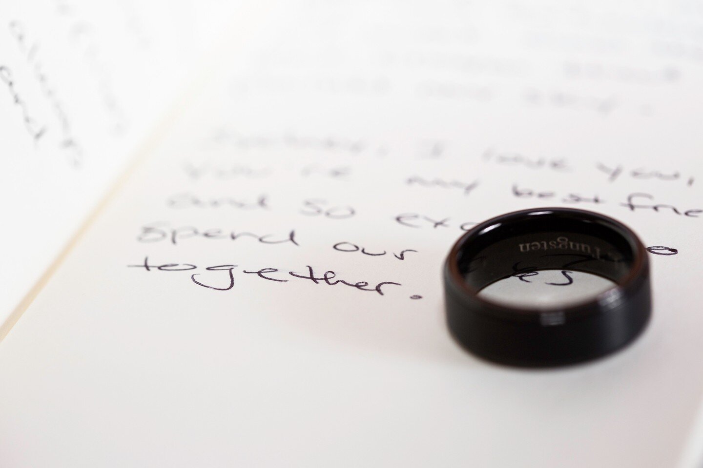 We love sweet emotional detail closeups with our macro lens 🥰 we definitely recommend to our couples to consider writing a letter to your future spouse and share together on wedding day because it elevates the day and creates special memories that y
