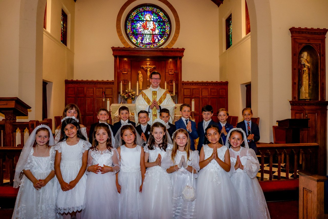 Father Graebe and all communicants at Alter.jpeg