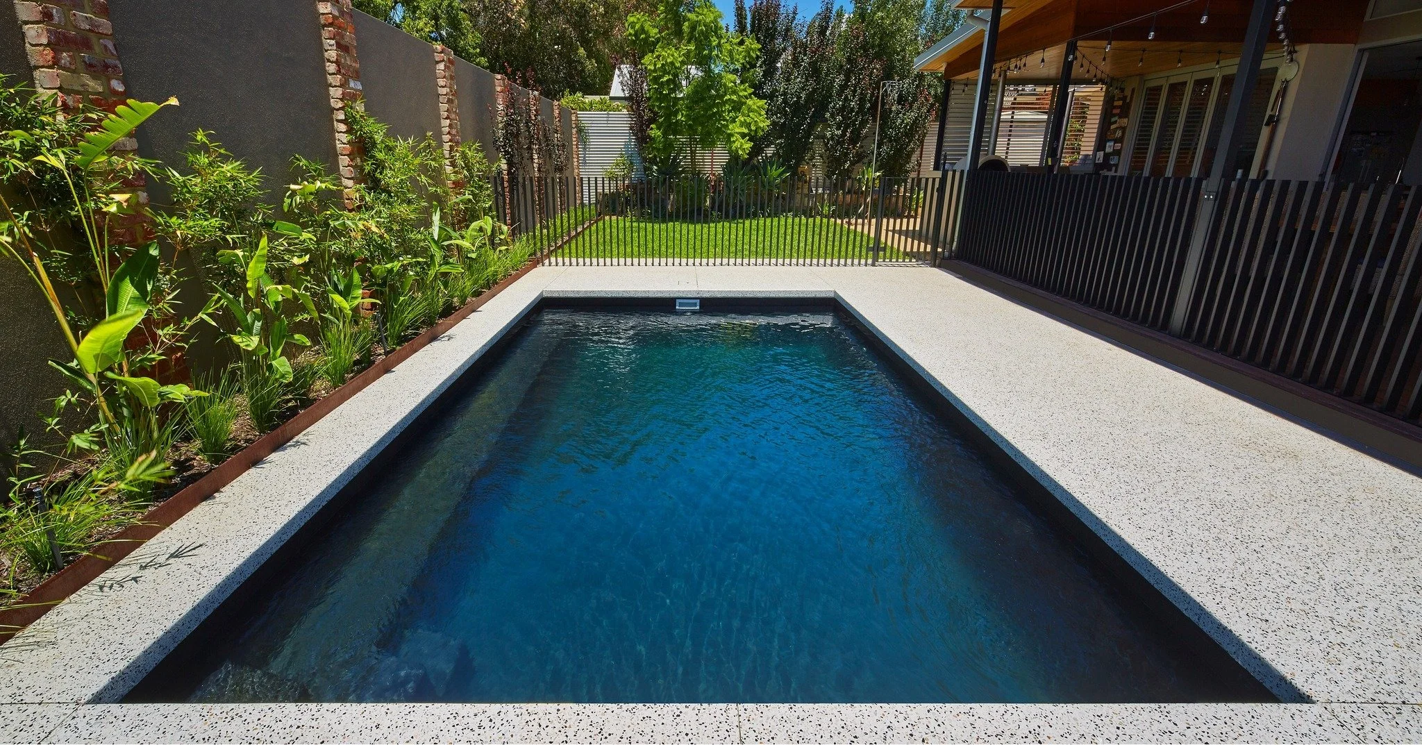 We&rsquo;ve been sharing a lot of lighter colour pools lately, but these grey skies have us dreaming of something a little moodier... 🌫️💭

Enter: Skynight Sparkle.
A deep, rich colour that brings out stunning reflections and creates a sleek, modern