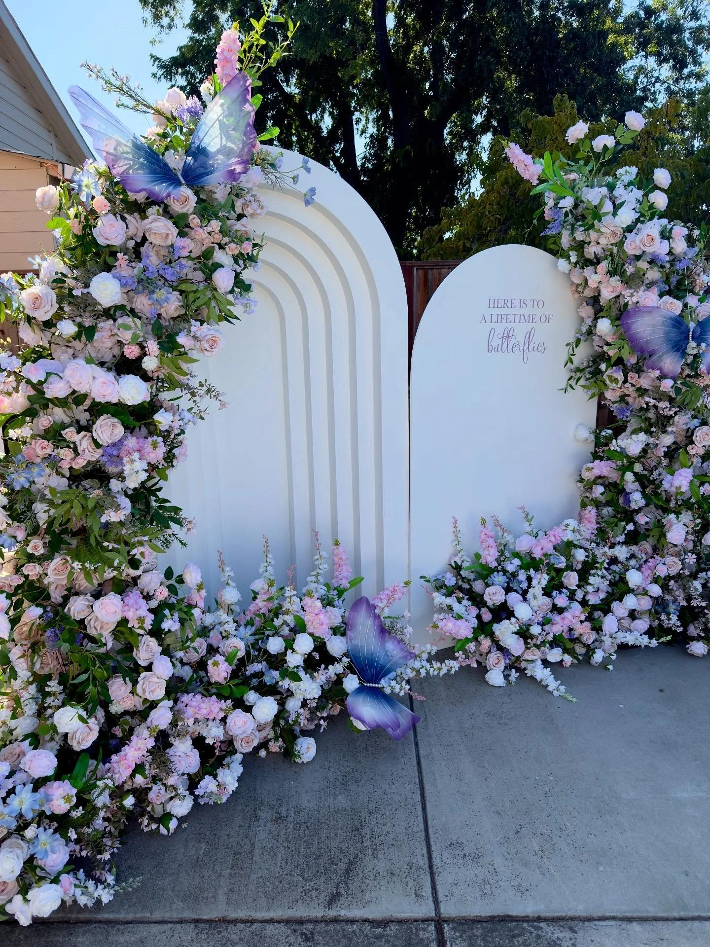 Sometimes you don’t need a balloon garland to have a breathtaking backdrop π
#bridalshowerbackdrop #butterflyballoons