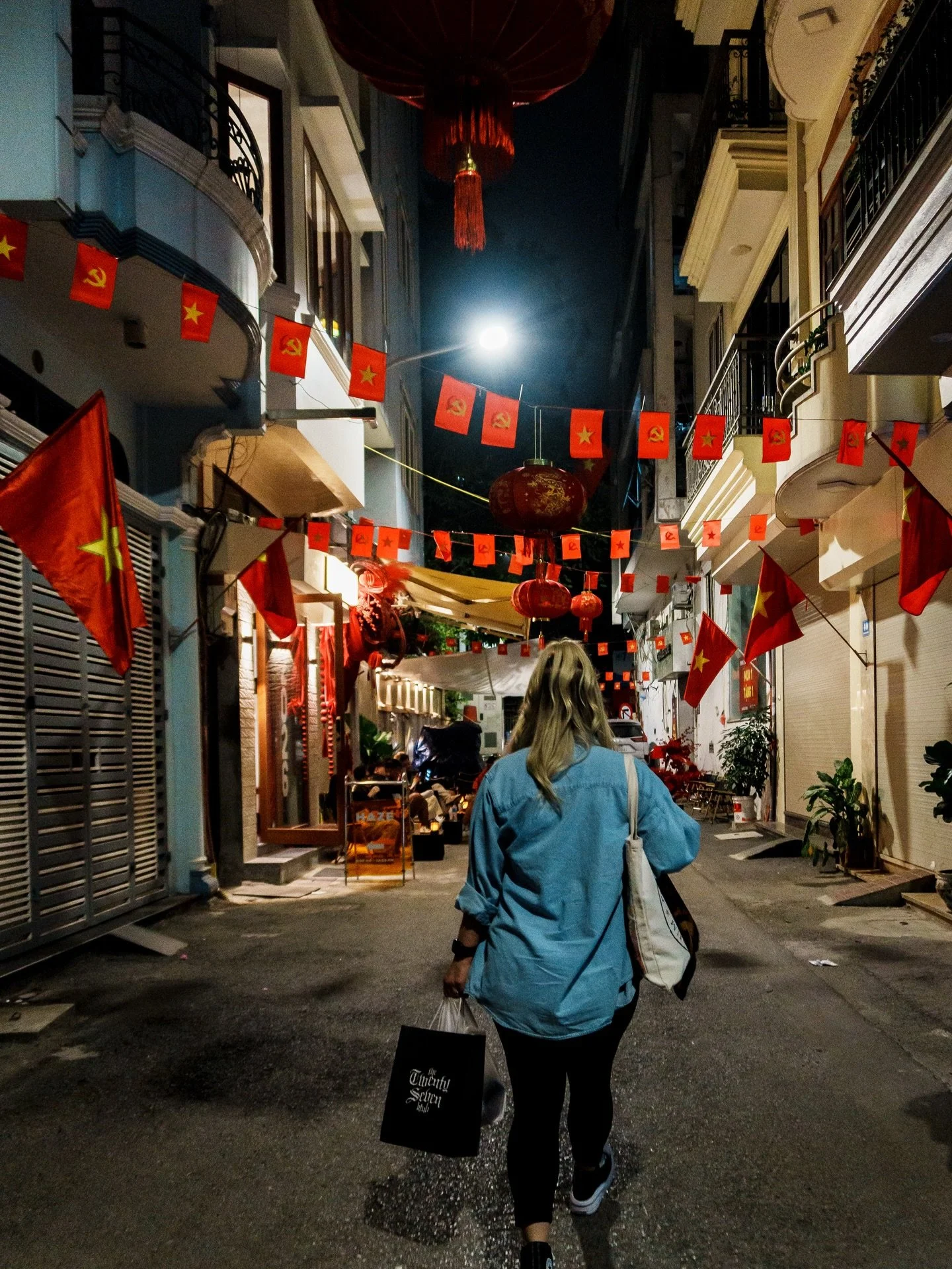 Hanoi, Vietnam in frames. It&rsquo;s loud, it&rsquo;s chaotic, and it&rsquo;s the most beautiful place to get lost. 📷✨
Should we share more of Lemon&rsquo;s photography like this? 

This year, Lemon&rsquo;s been leaning back into photography. If you