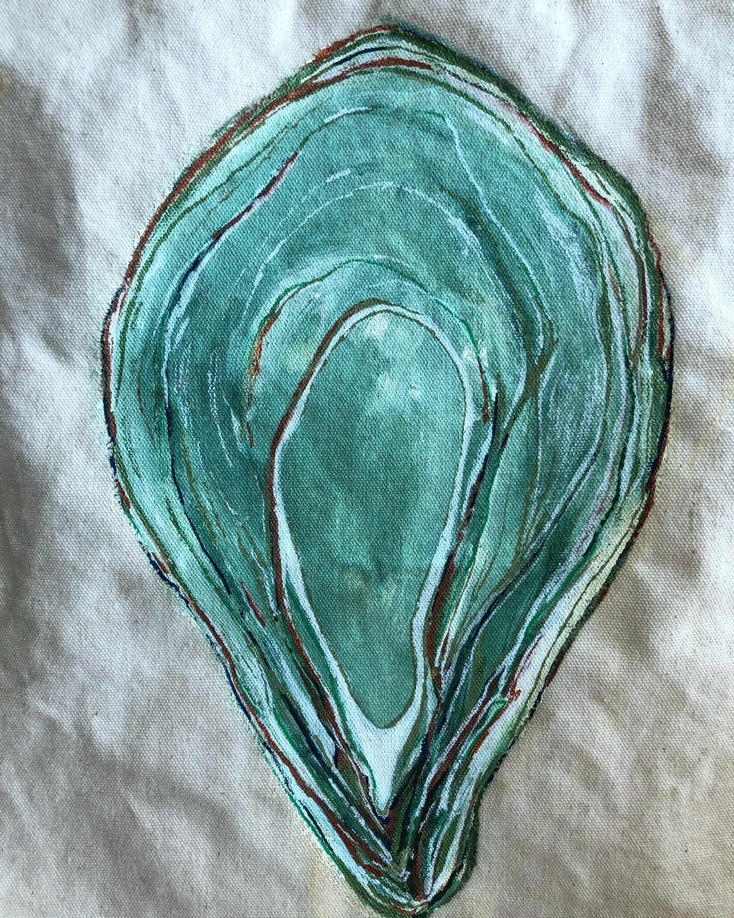 It&lsquo;s an oyster painted on a tote bag. 🦪👜
.
.
#totebag #paintedbag #oysterdrawing #felinesart #paintedcanvasbag #foodpainting #customtotebag