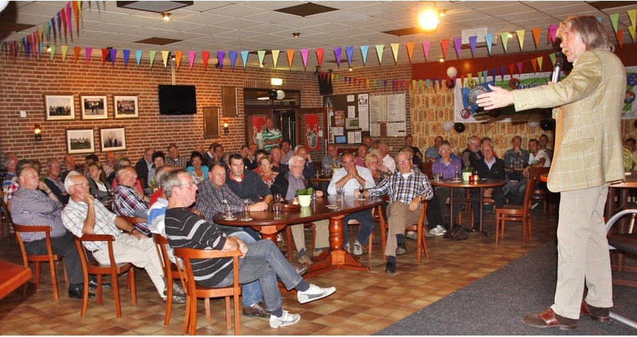 Bijna twee uur vermaakte Johan Derksen in september 2013 de vrienden en sponsoren van KCVO met anekdotes