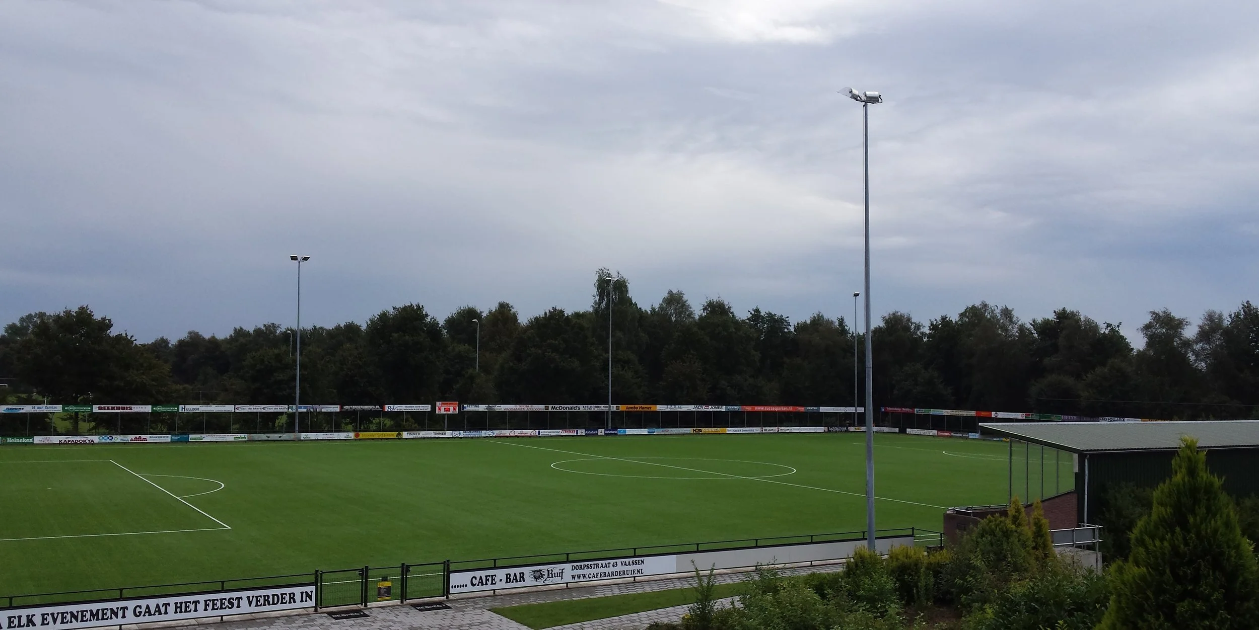 Foto genomen vanaf het dak van het clubhuis (april 2022)