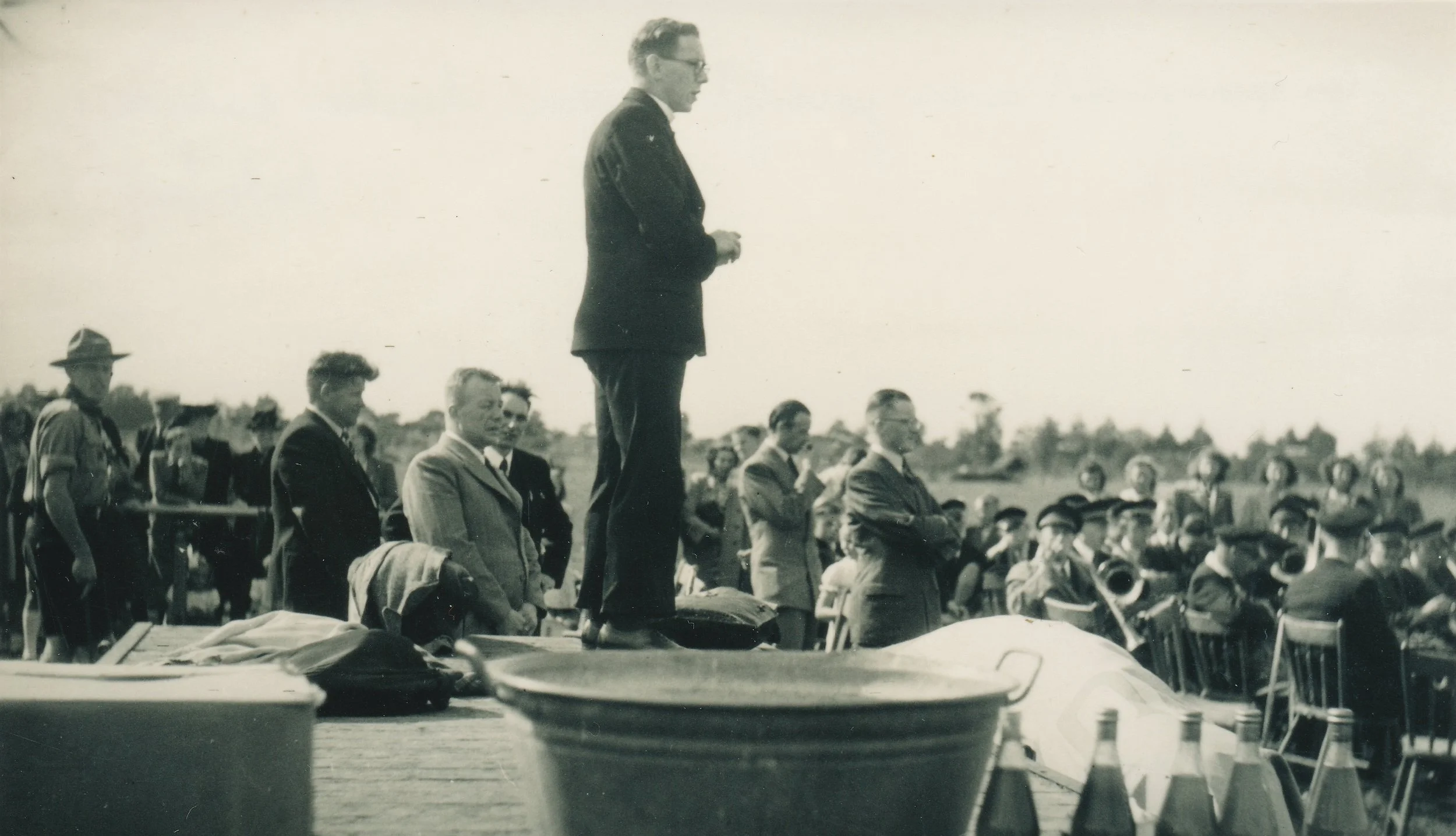 Kapelaan Batenburg (geestelijk adviseur) was betrokken bij de oprichting van sportvereniging CVO