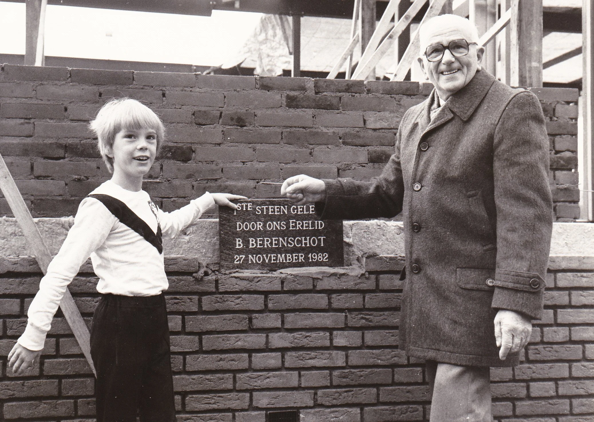 Erelid Berenschot legt samen met jongste lid Roald Klomp eerste steen van clubgebouw op de Egelbeek
