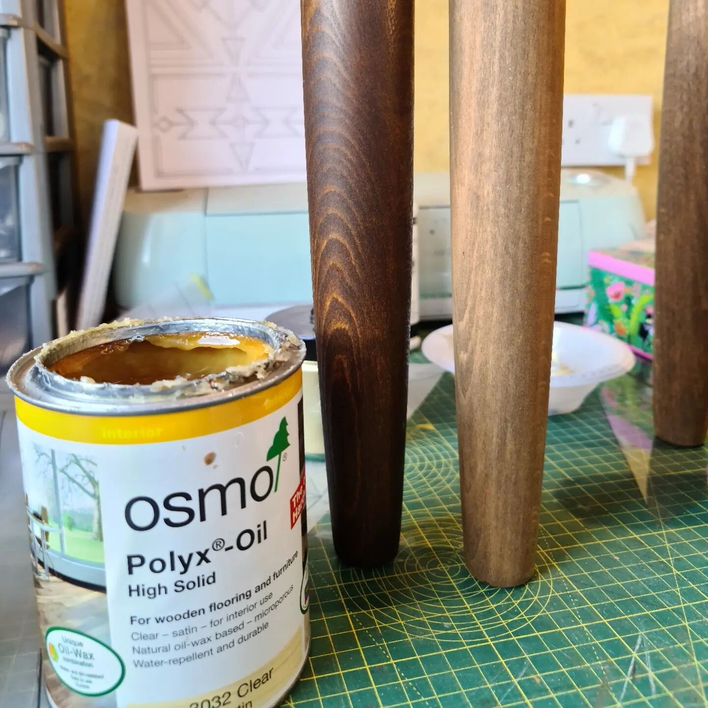 And this, Ladies and Gentlemen, is why @osmo_uk is THE BUSINESS! 🤩 Look at that GRAIN! 😍 Look at that depth of COLOUR! 🤤 This little refurb is almost ready to head back home 👌💖 

#osmooil #oiling #solidoak #lovelylegs #furniturerefurbished #midc