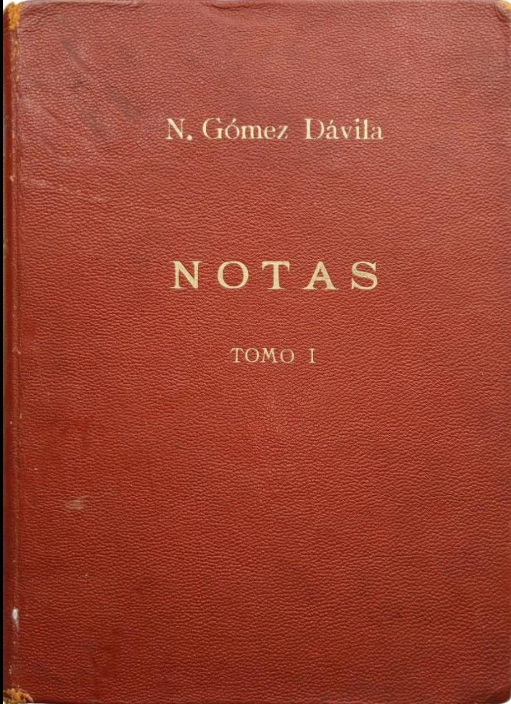A red hardcover book titled 'Notas, Tomo I' by N. Gómez Dávila.