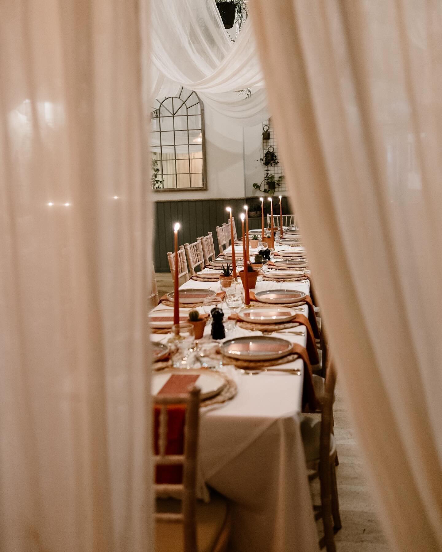 A intimate, pre wedding dinner tablescape. 

Faye and Taylor live in Dubai and wanted the night before to have a feel of home. 

Desert tones and touches of gold did the trick. 

@kellyweechphotography 
@deerparkcountryhouse 
@miasylviaa 
@daughterbl