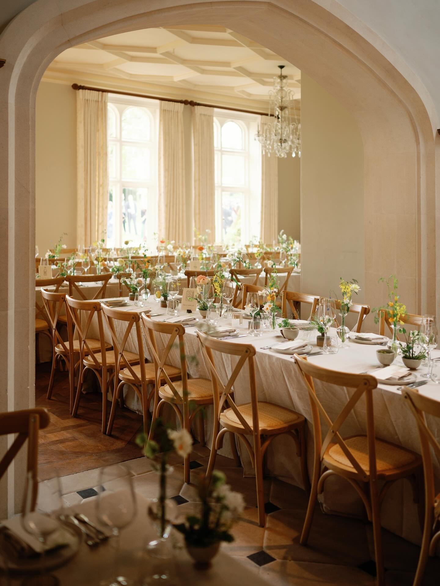 The dinner was a key part of Madeline and Harry&rsquo;s day with food being an ultimate hobby for them. They curated their own menu with @pasettiandboote and wanted Farleigh House to feel like a giant dinner party. 

@amysandersphoto 
@farleighhouseb
