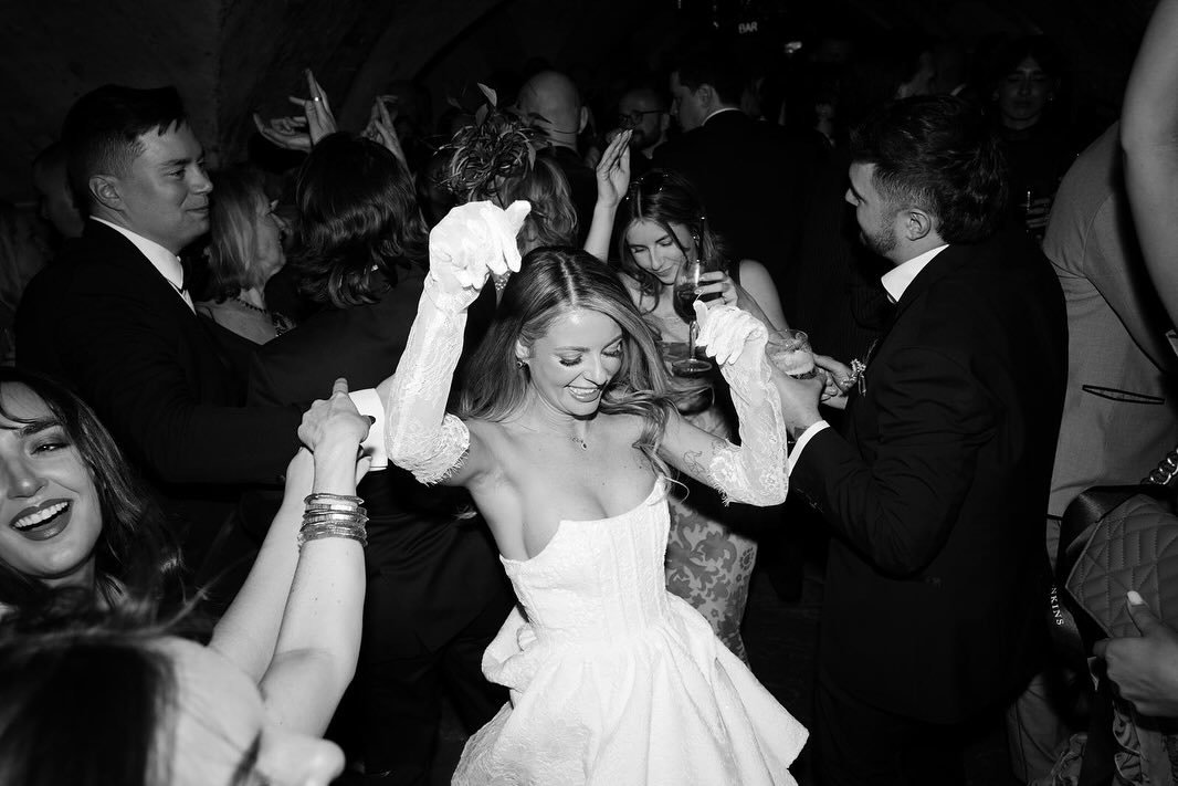 When the sun goes down 🌙 

@jade.greenbrooke 

#ukweddingplanner #destinationweddingplanner #weddingstylist #weddingstyling #weddingstyling #modernweddings #cityweddings #londonweddingplanner #luxuryweddings #modernbride #2025weddings #summerwedding