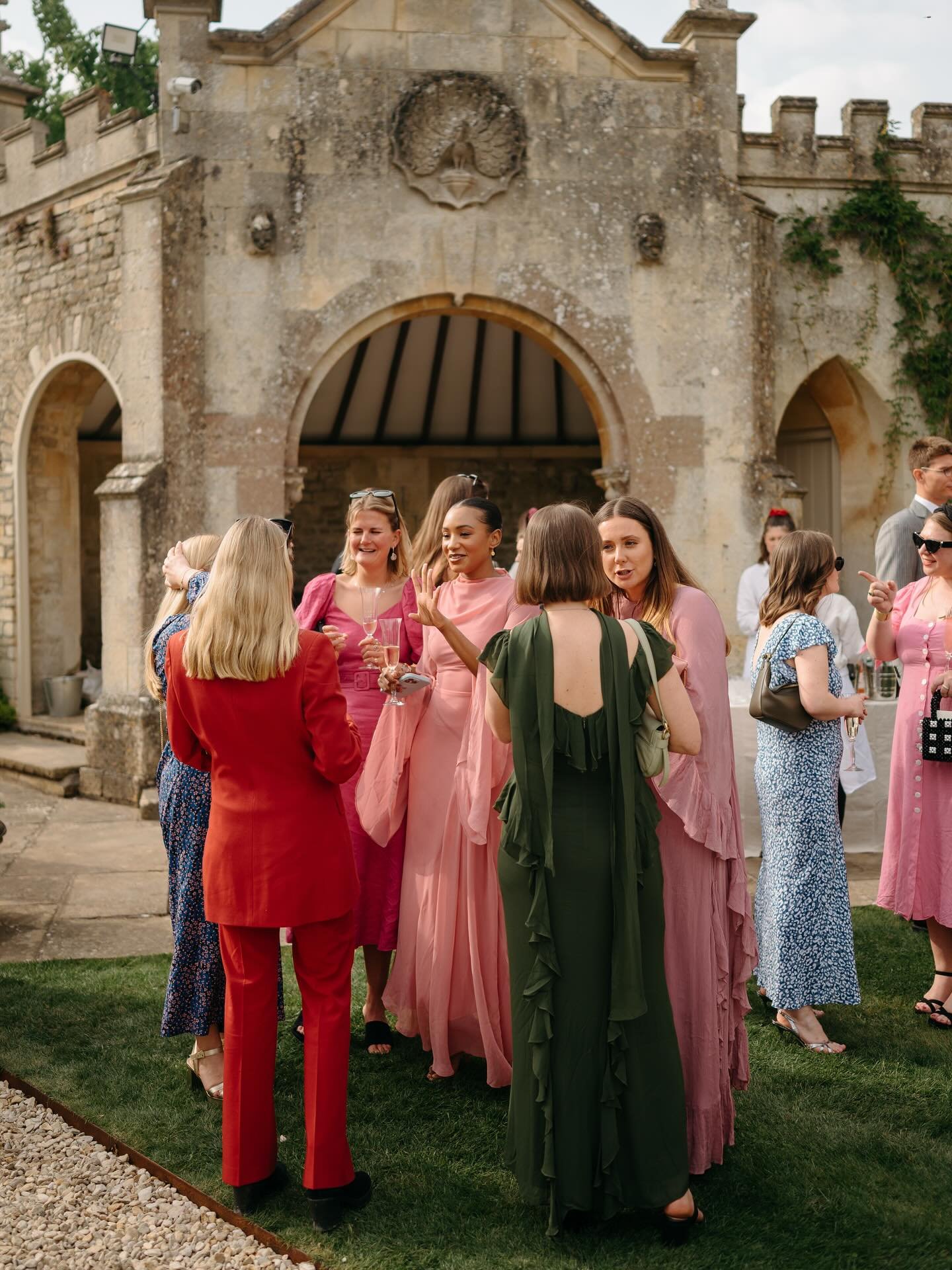 A Drinks Reception for M&amp;H at Farleigh House, Bath. 

There will be a dedicated post to honour the guest outfits from this wedding! 

@amysandersphoto 
@farleighhousebath 
@toastfilmsuk 
@pasettiandboote 
@flowersbypassion 
@loupaper_ 
@georgewil