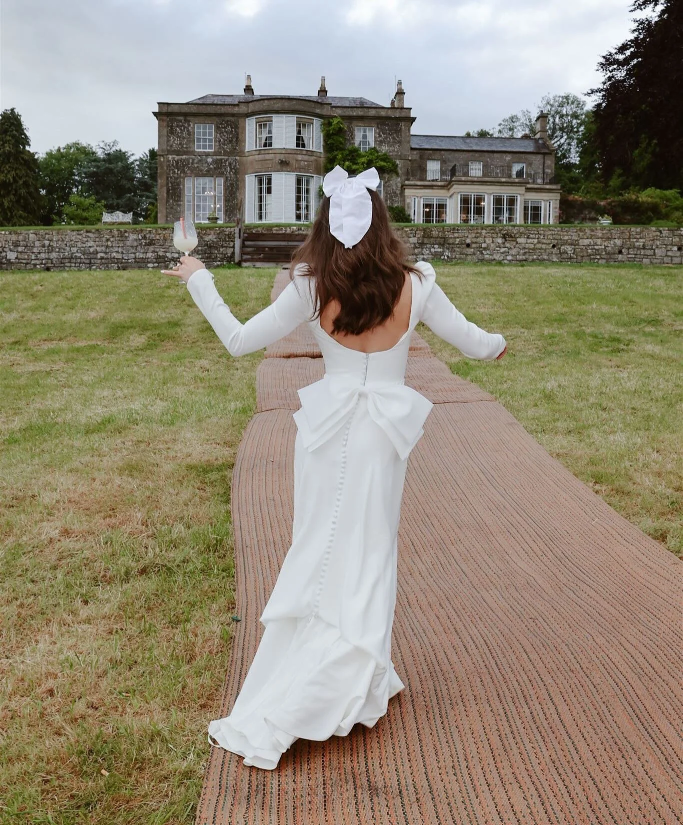 The double bow, the picante and the Manolos. She&rsquo;s an icon 💫 

@agnes.black @jesswitheyphoto 
@izzimolloy 
@parishshousebath 
@manoloblahnik 

#weddingplanninguk #ukweddingplanner #ukweddingstylist #ukweddingstyling #londonweddings #modernwedd