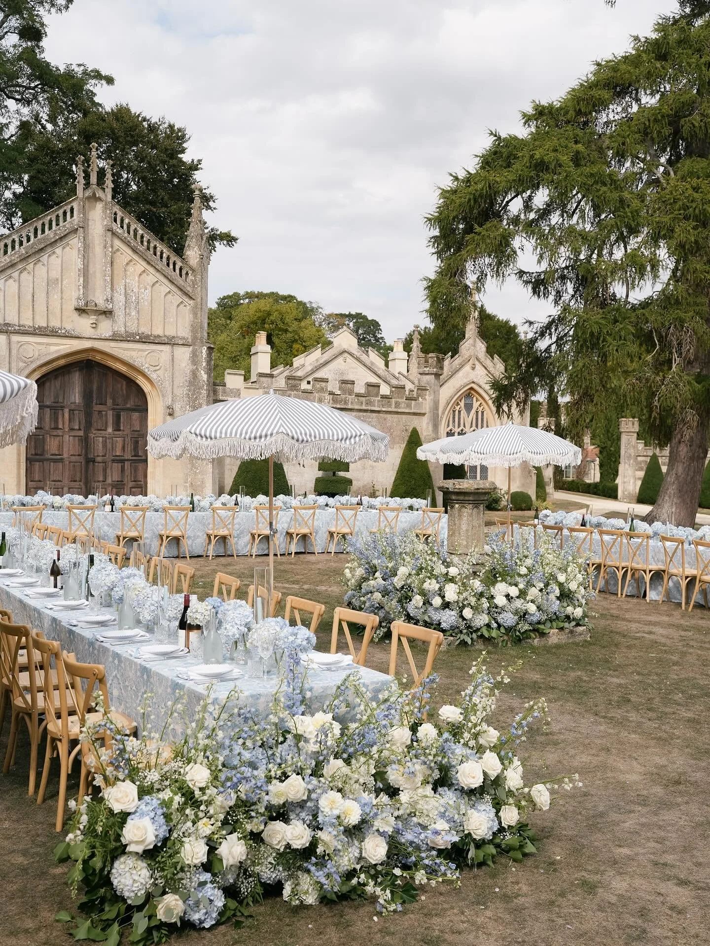 Re living my favourite day; Hannah and Rich&rsquo;s Italian inspired, alfresco perfectness before Autumn/winter starts to creep in. 

@johnmarkfilms 
@farleighhousebath 
@evefrancescadesigns 
@pasettiandboote 
@theluxecollectionuk 
@bohoparasolhut 
@