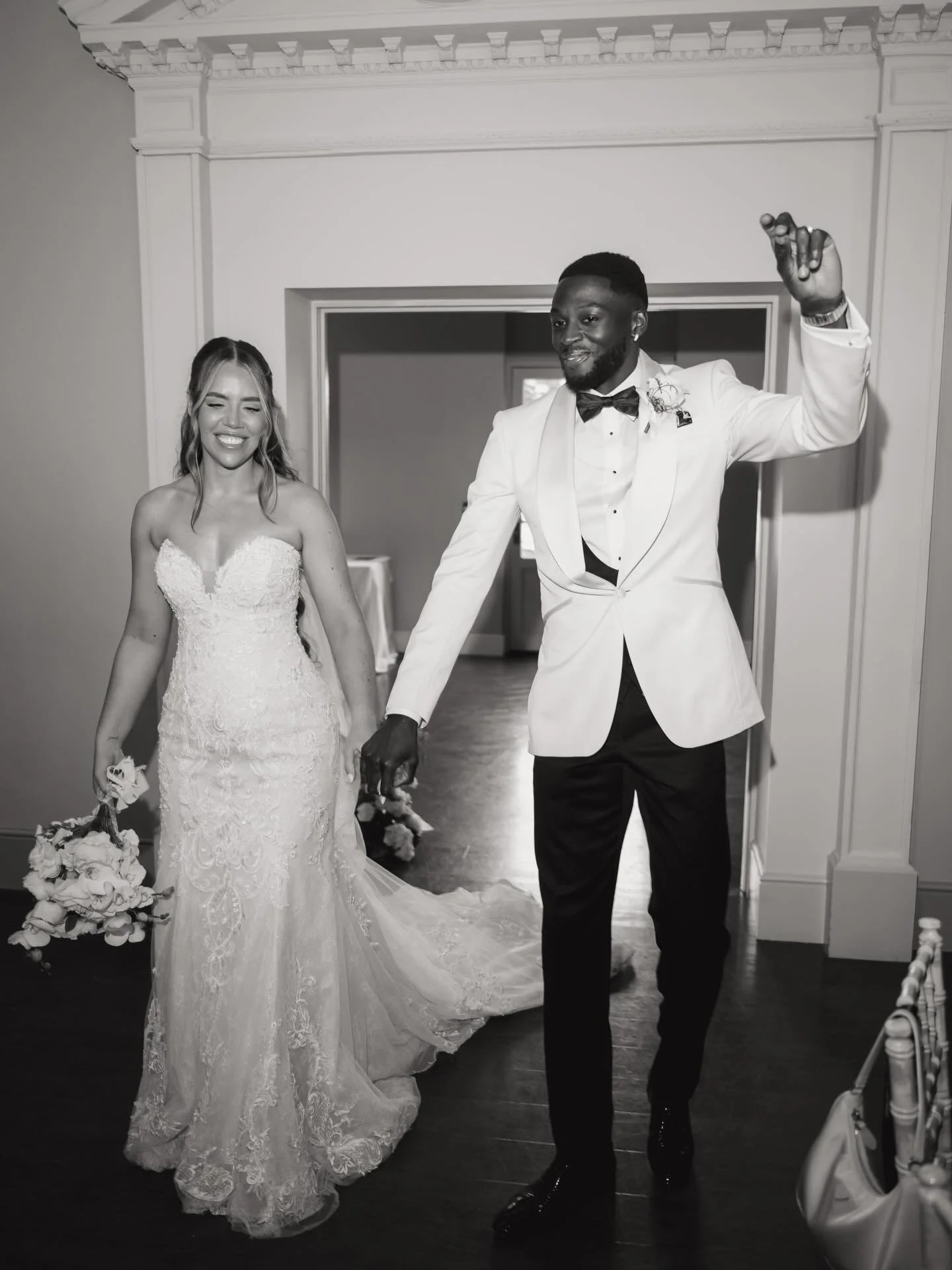 Walking into dinner with an 8 piece band playing your favourite song, to your guests dancing and swinging napkins around ALL before they&rsquo;ve even taken a seat. Yes please.

@lindseyriaphotography 
@twentyoneevents 
#weddingplanner #ukweddingplan