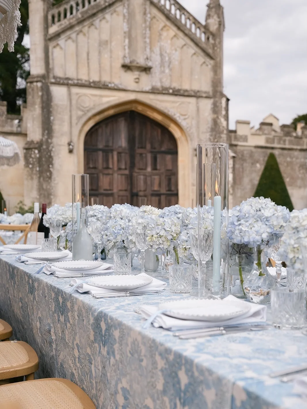 Bringing some light and joy back into a rainy January weekend whilst reminiscing over Hannah and Rich&rsquo;s day which was led by bold, rich and beautiful detail. 

@johnmarkfilms 
@farleighhousebath 
@pasettiandboote 
@theluxecollectionuk 
@bykatec