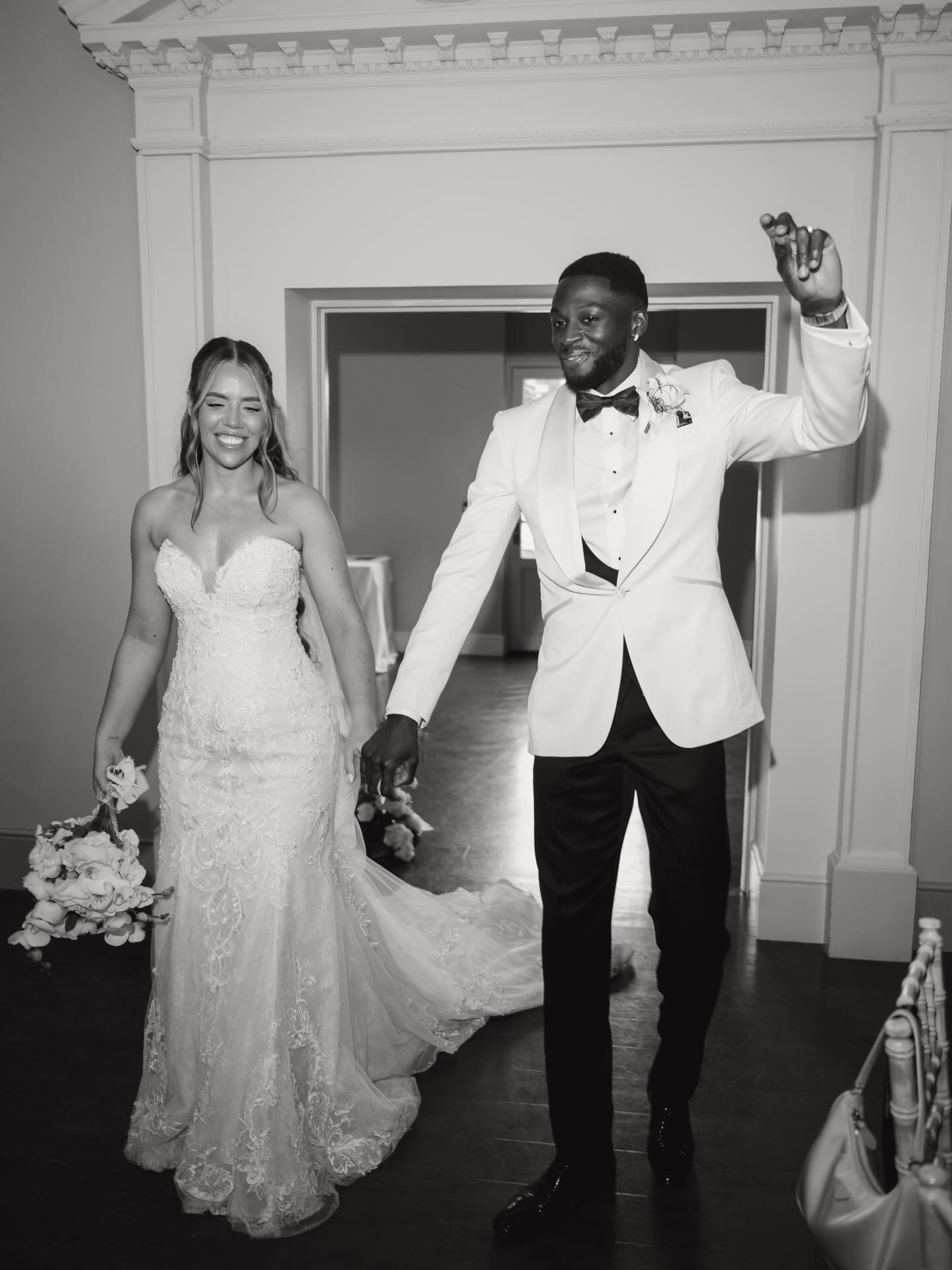 Walking into dinner with an 8 piece band playing your favourite song, to your guests dancing and swinging napkins around ALL before they&rsquo;ve even taken a seat. Yes please.

@lindseyriaphotography 
@twentyoneevents 
#weddingplanner #ukweddingplan
