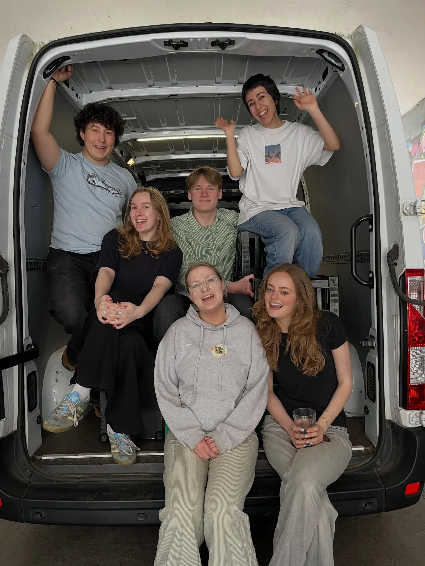 🌟I morgen g&aring;r det l&oslash;s!🌟
Sekretariatet har pakket bilen og er klar til Landsm&oslash;de. Ses vi p&aring; K&oslash;ge Gymnasium? ❤️&zwj;🔥

Ps. Vi mangler Sandra p&aring; billedet