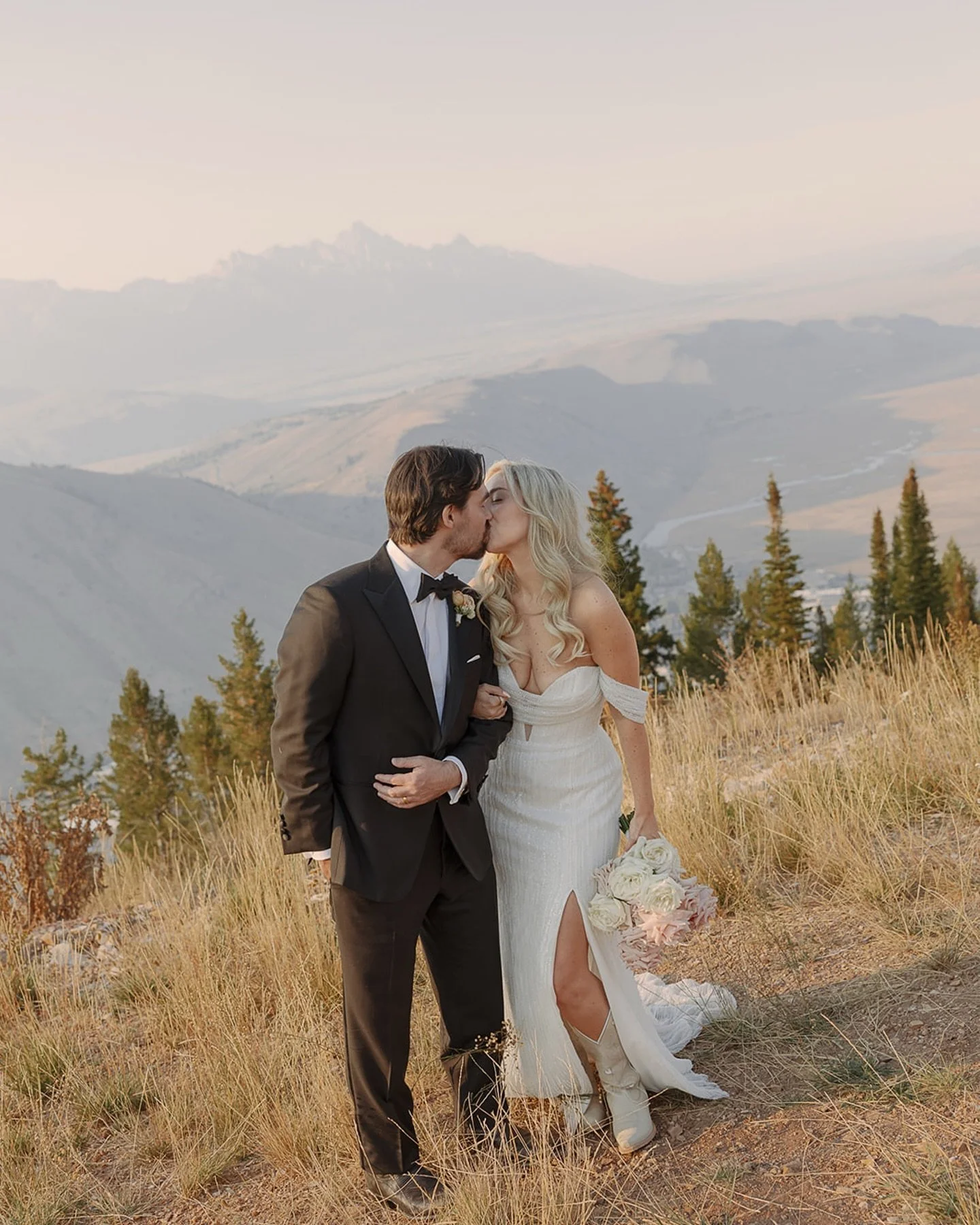 Previews from another gorgeous golden hour drenched Jackson wedding on top of Snow King Mountain with Hallie &amp; Austin! 

Photographer: @laurapowersphoto
Venue: @snowkingmountain  @calderahouse 
Planner: @destinationjacksonhole 
Florist: @plushflo