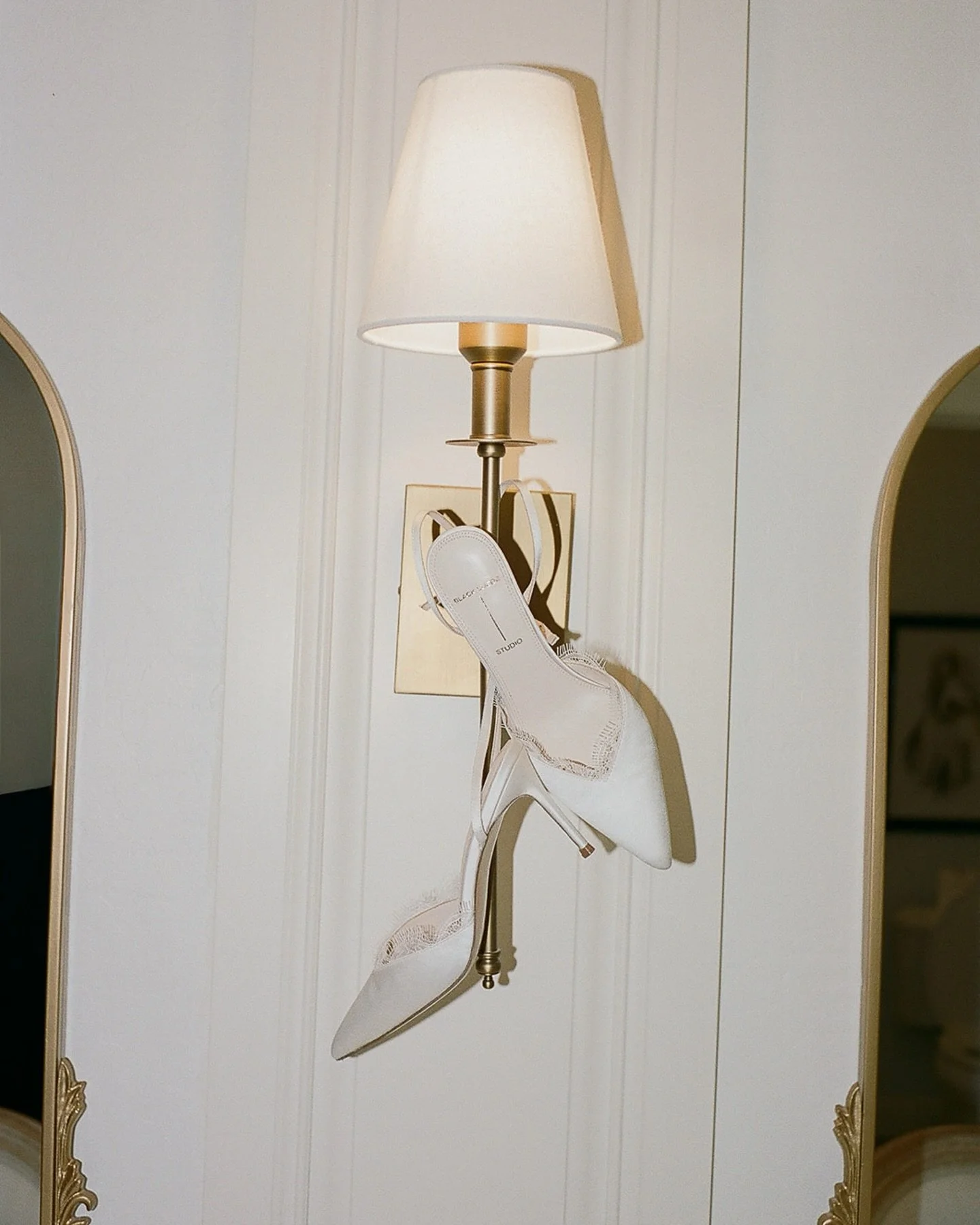 Arizona on film &mdash; gallery delivery day for these newlyweds 🖤

Vendor team: 
planning: @mckennakatherineweddings 
photo: @laurapowersphoto 
Makeup: @ilanaxbeauty 
Hair: @alexie.marie.beauty 
content: @reveriebtsco 
florals: @laviefloralco 
Dres