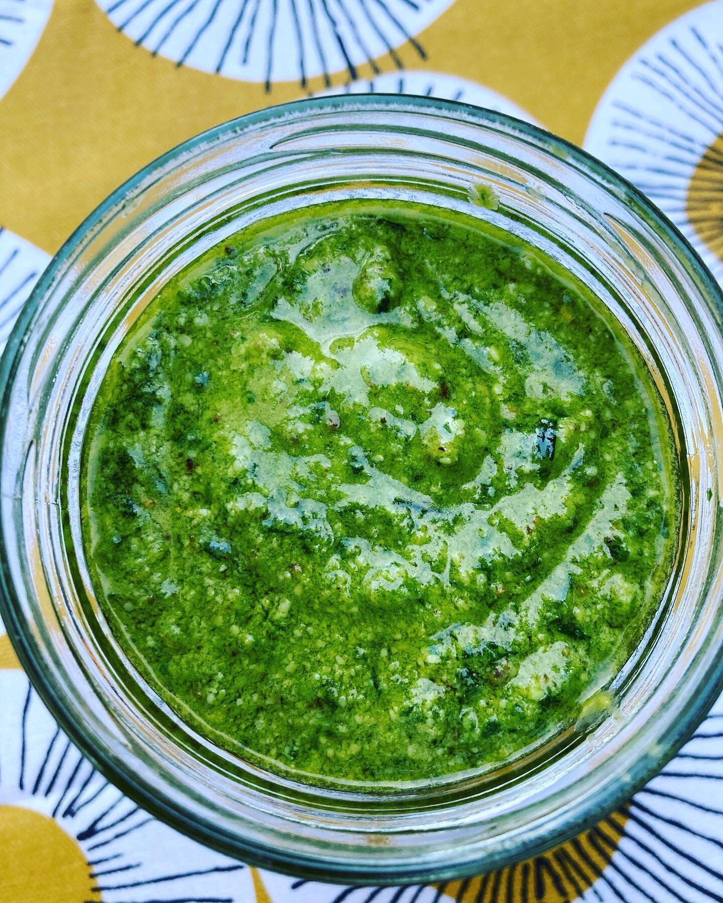 Guess what I made?  Yes of course, wild garlic pesto! Wild garlic has fantastic health benefits like being antimicrobial, antiseptic and effective at helping to lower blood pressure to name a few. Herbal Medicine in your kitchen! 🌱😊 #herbalmedicine