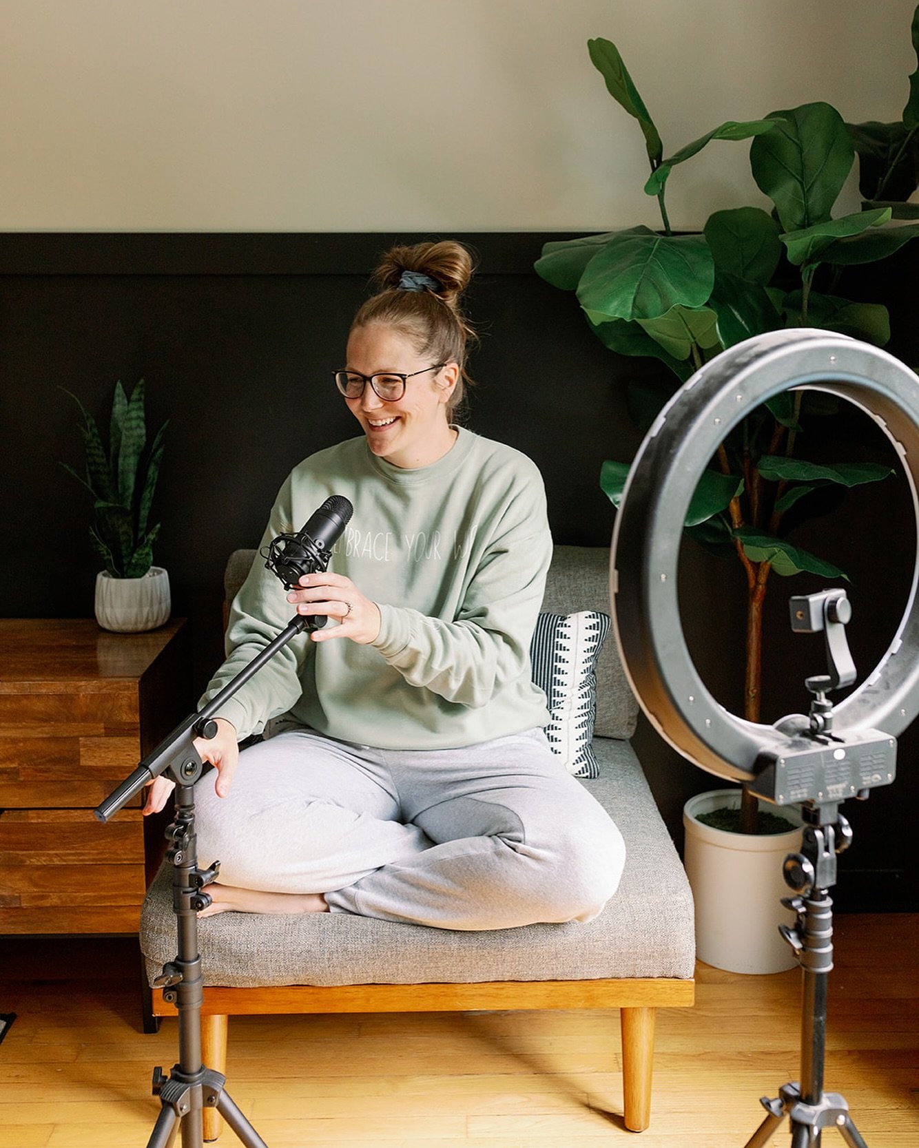 📢 PSA for coaches, creatives &amp; service providers:

You don&rsquo;t need to be &ldquo;famous&rdquo; to get booked on podcasts.

You need a solid message, a standout pitch, and a clear goal.

And guess what? I help with all three.

🎯 Want my eyes