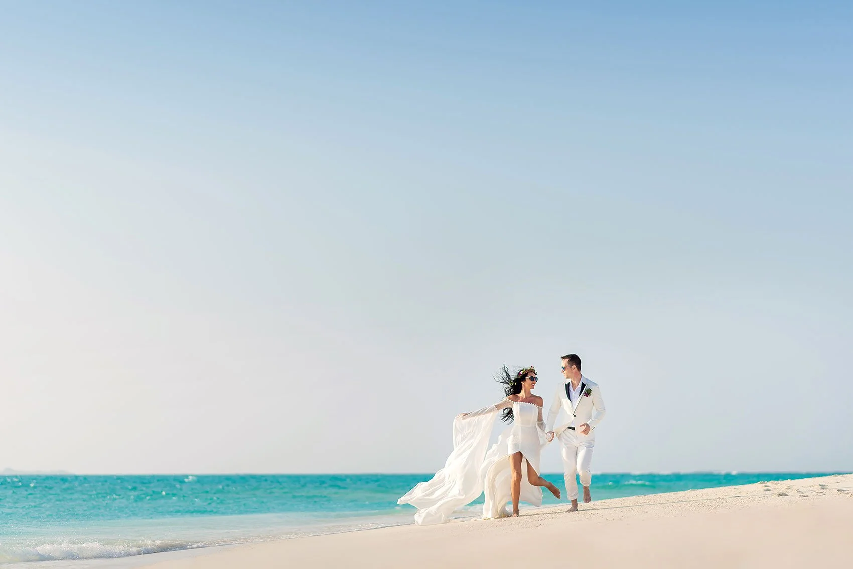 sandbank-maldives-couple-running.jpg