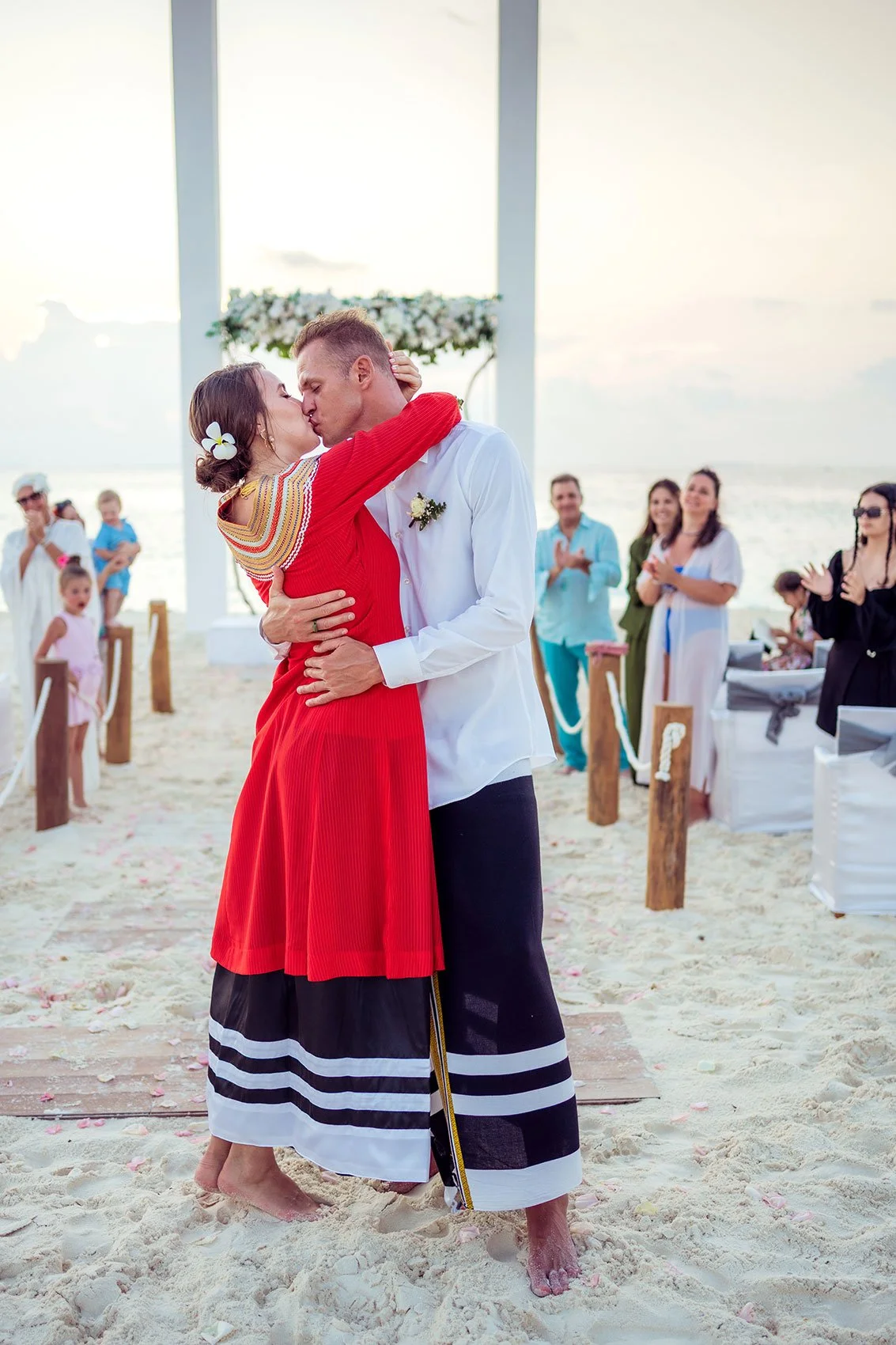 wedding-kiss-maldives.jpg