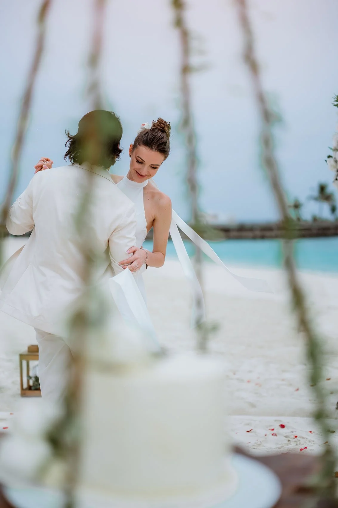 wedding-cake-couple-dance-maldives.jpg