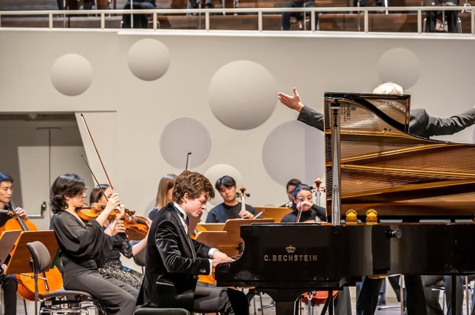 From the final of the "International Carl Maria von Weber Piano Competition" performing Schumann's piano concerto