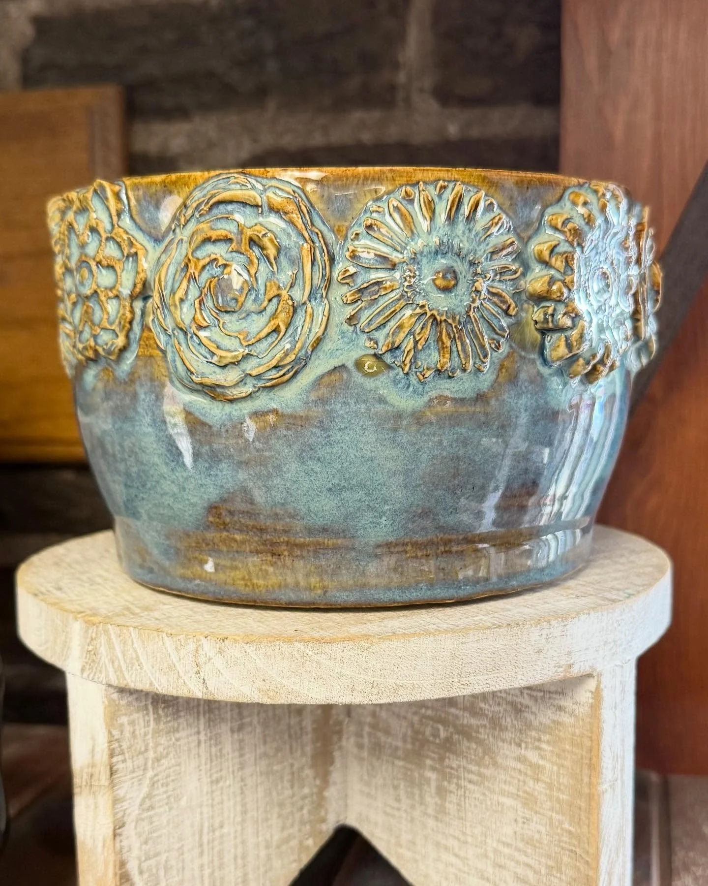 Here&rsquo;s a small sample of the new pottery dropped off today from Iowa City ceramic artist, Michelle Knedler. Pots, bowls, mugs, and more 😀
