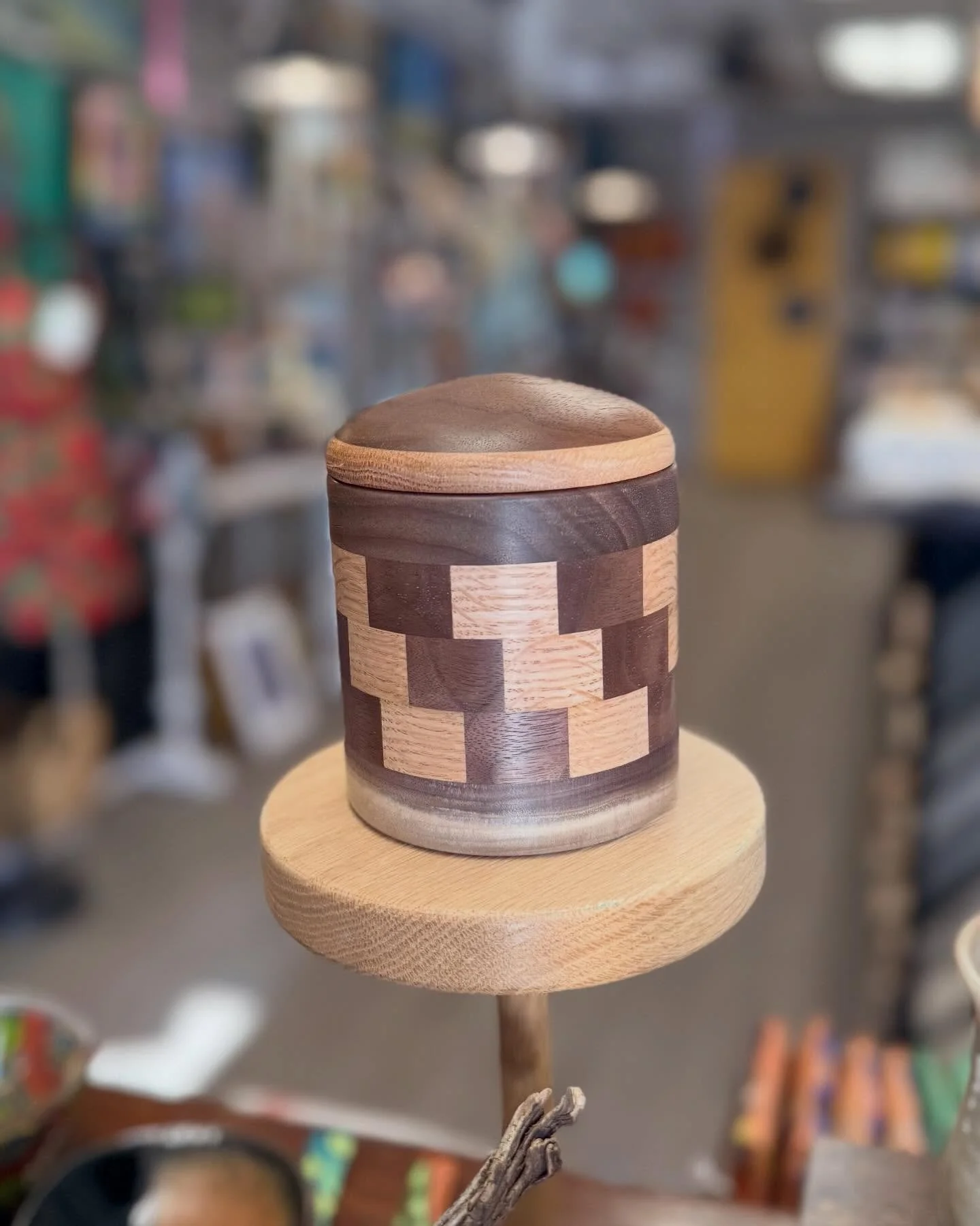 It&rsquo;s Saturday and I thought you&rsquo;d like a gallery tour! We got a few new things in this week. Can you point what&rsquo;s new?